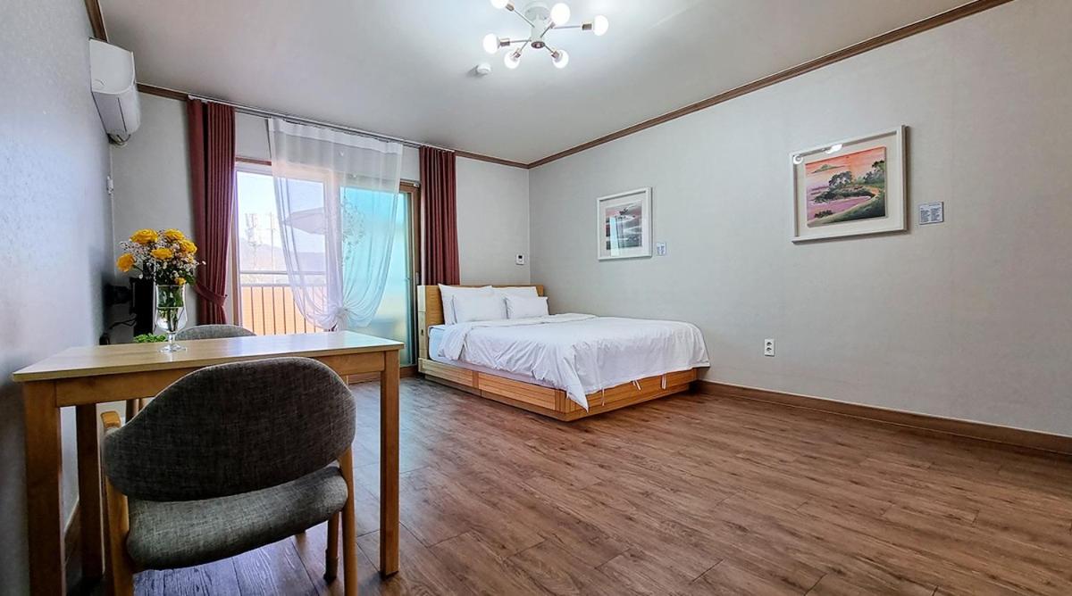 Double Room with Balcony - Photo 7