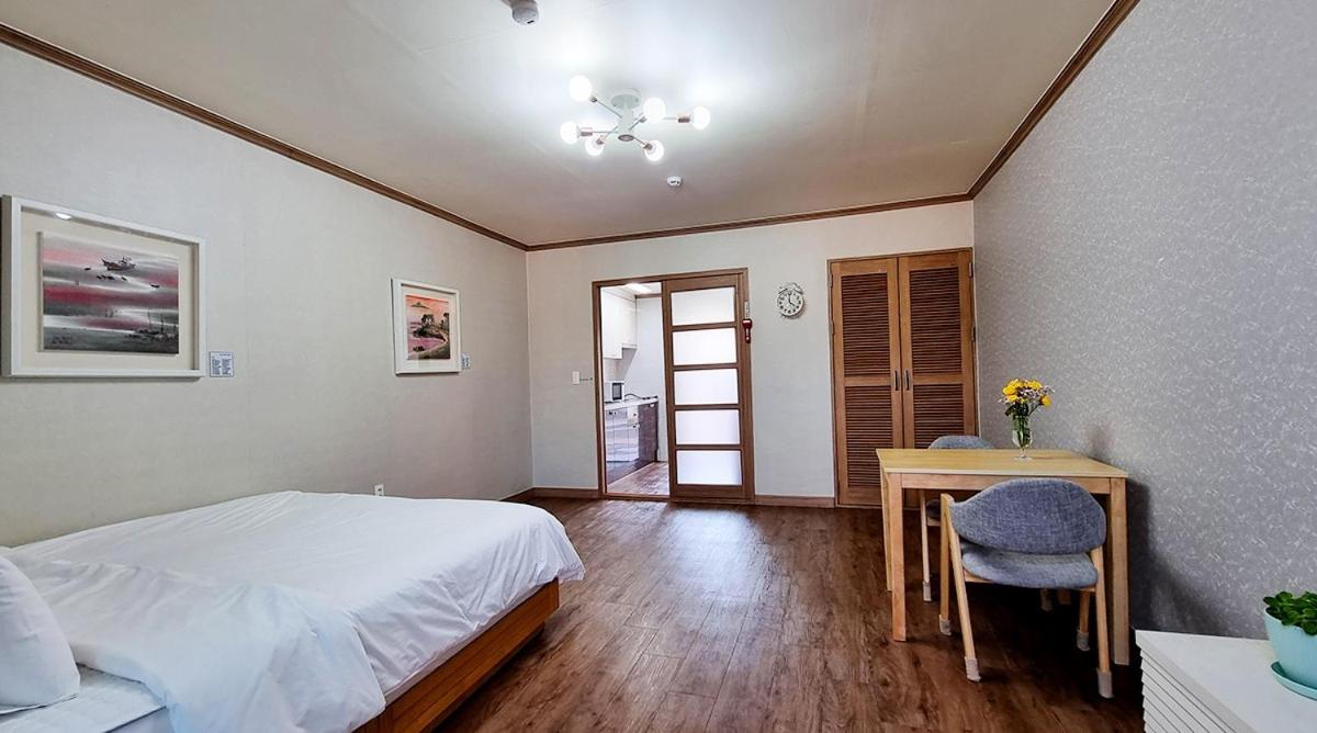 Double Room with Balcony - Photo 5