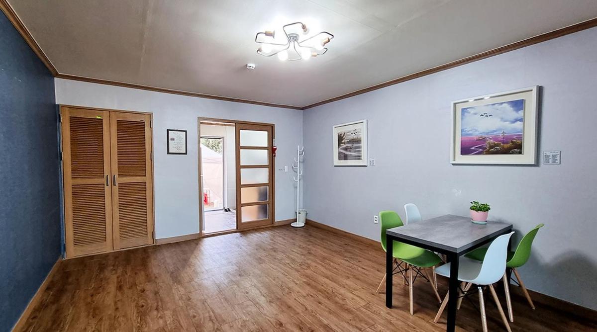 Studio with Balcony - Photo 4