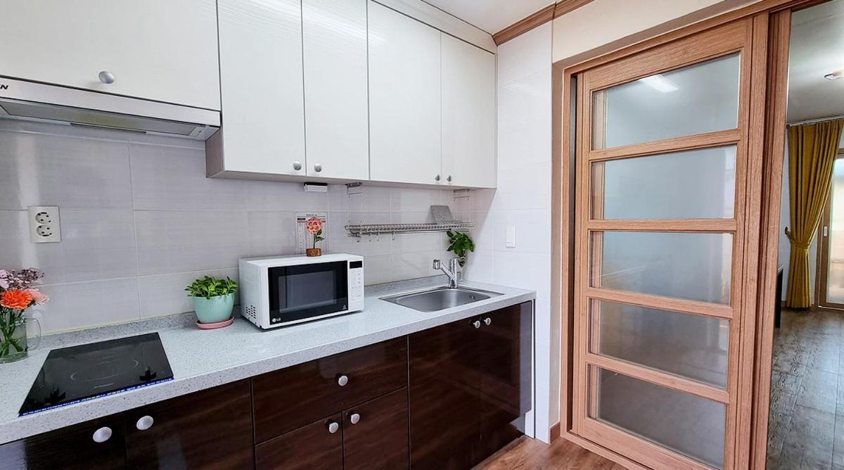 Studio with Balcony - Photo 5