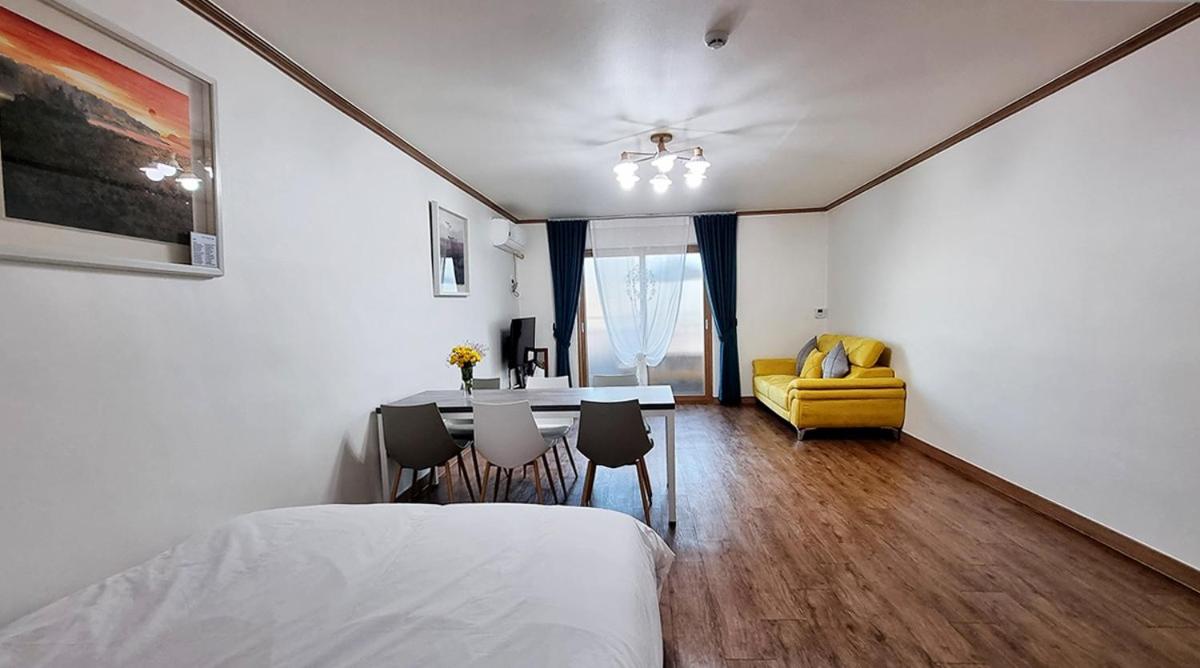 Deluxe Double Room with Balcony - Photo 3