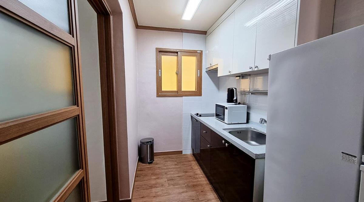 Deluxe Double Room with Balcony - Photo 6