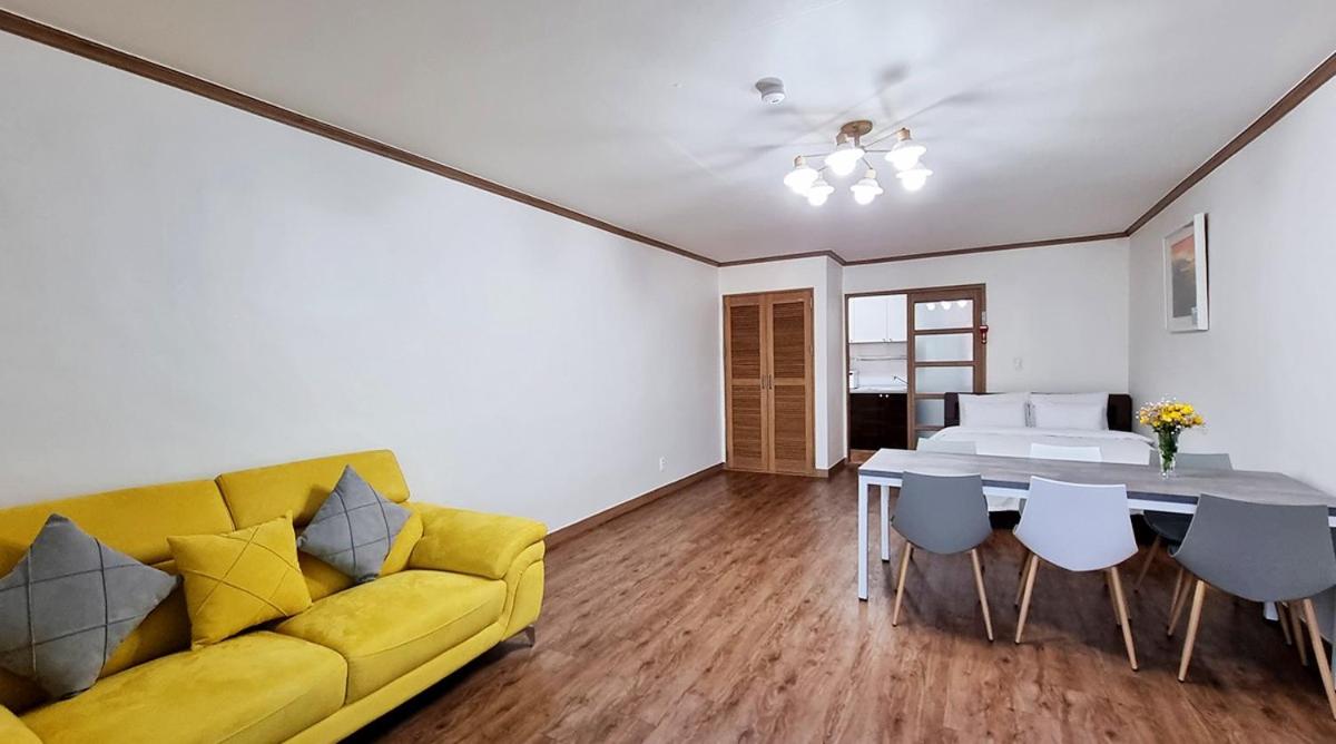 Deluxe Double Room with Balcony - Photo 4