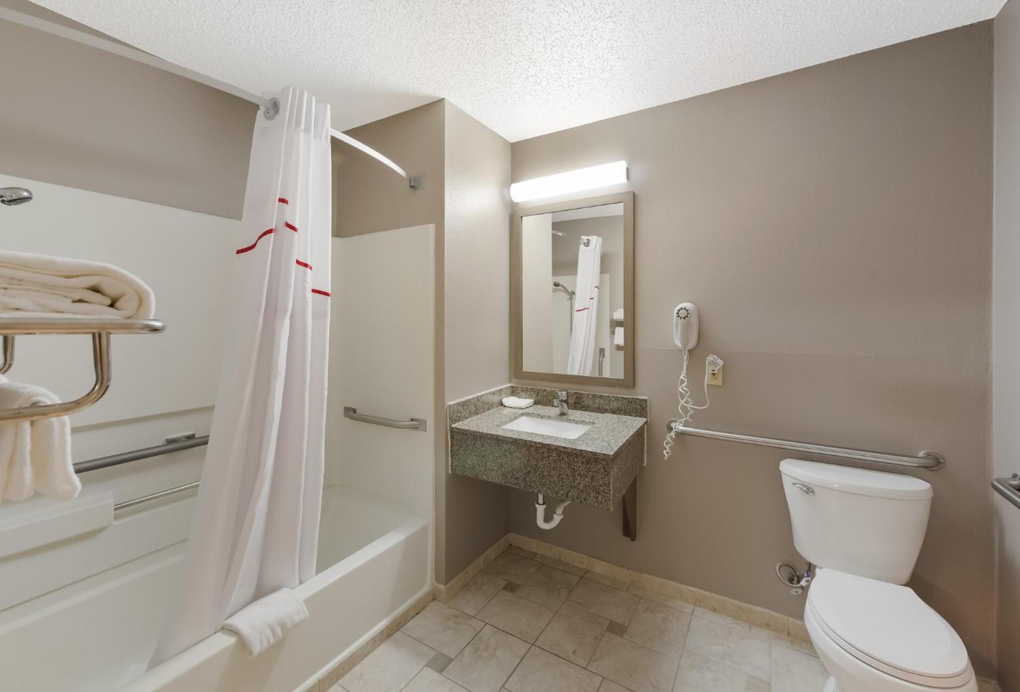 Deluxe Queen Room Disability Access Non-Smoking - Photo 5