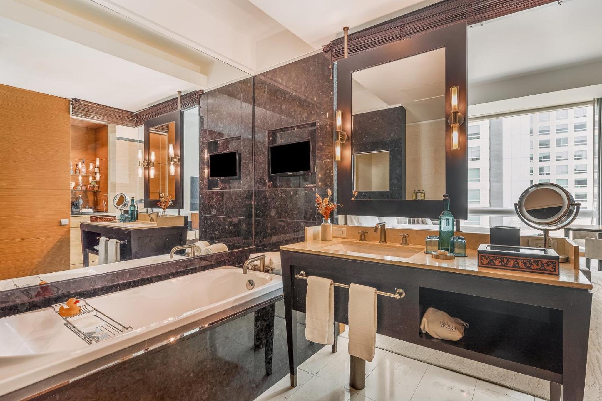 Deluxe King Room photo 2