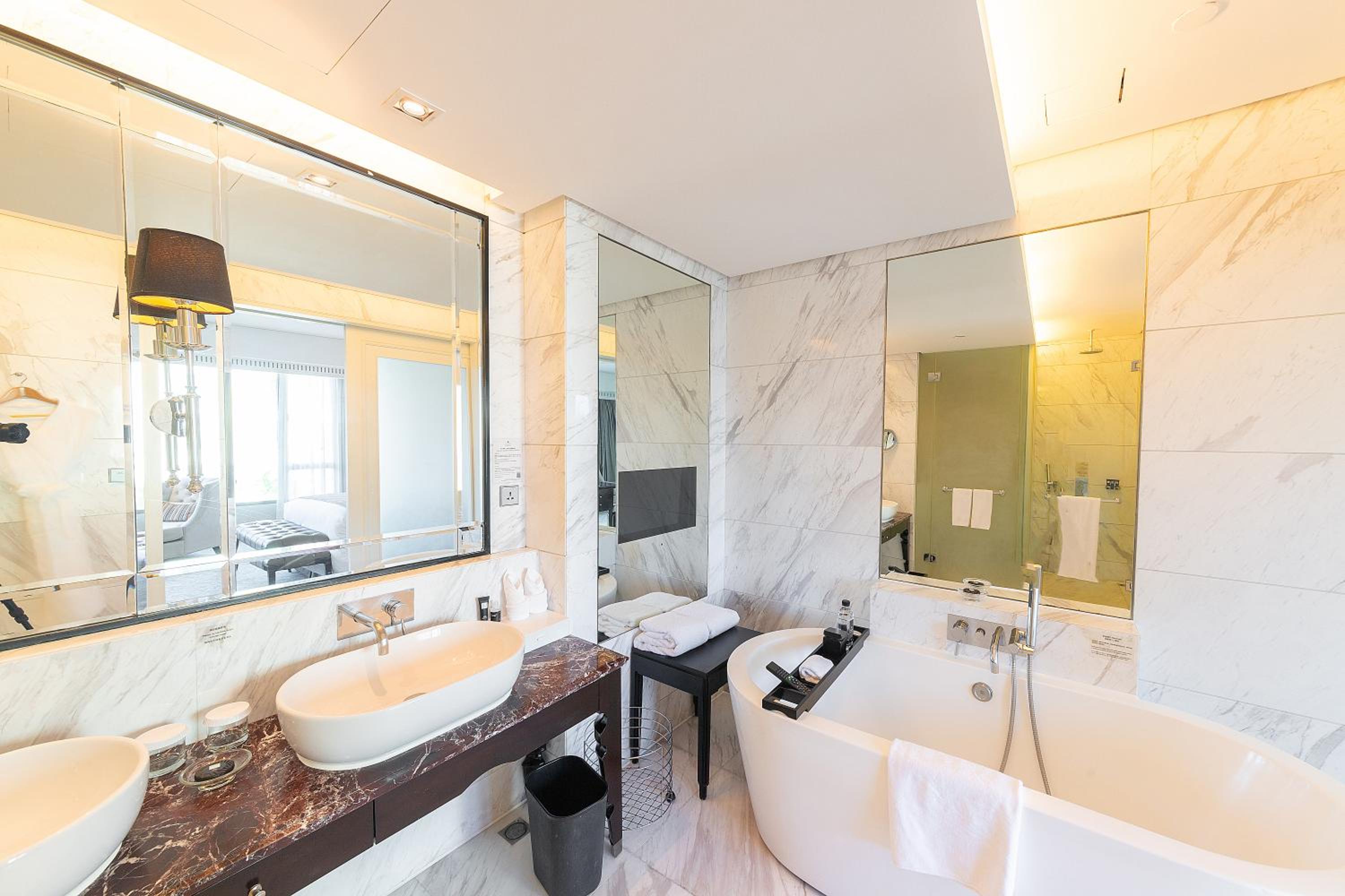 Premier Lake View King（Complimentary soft drinks and snacks in mini bar） - Photo 14