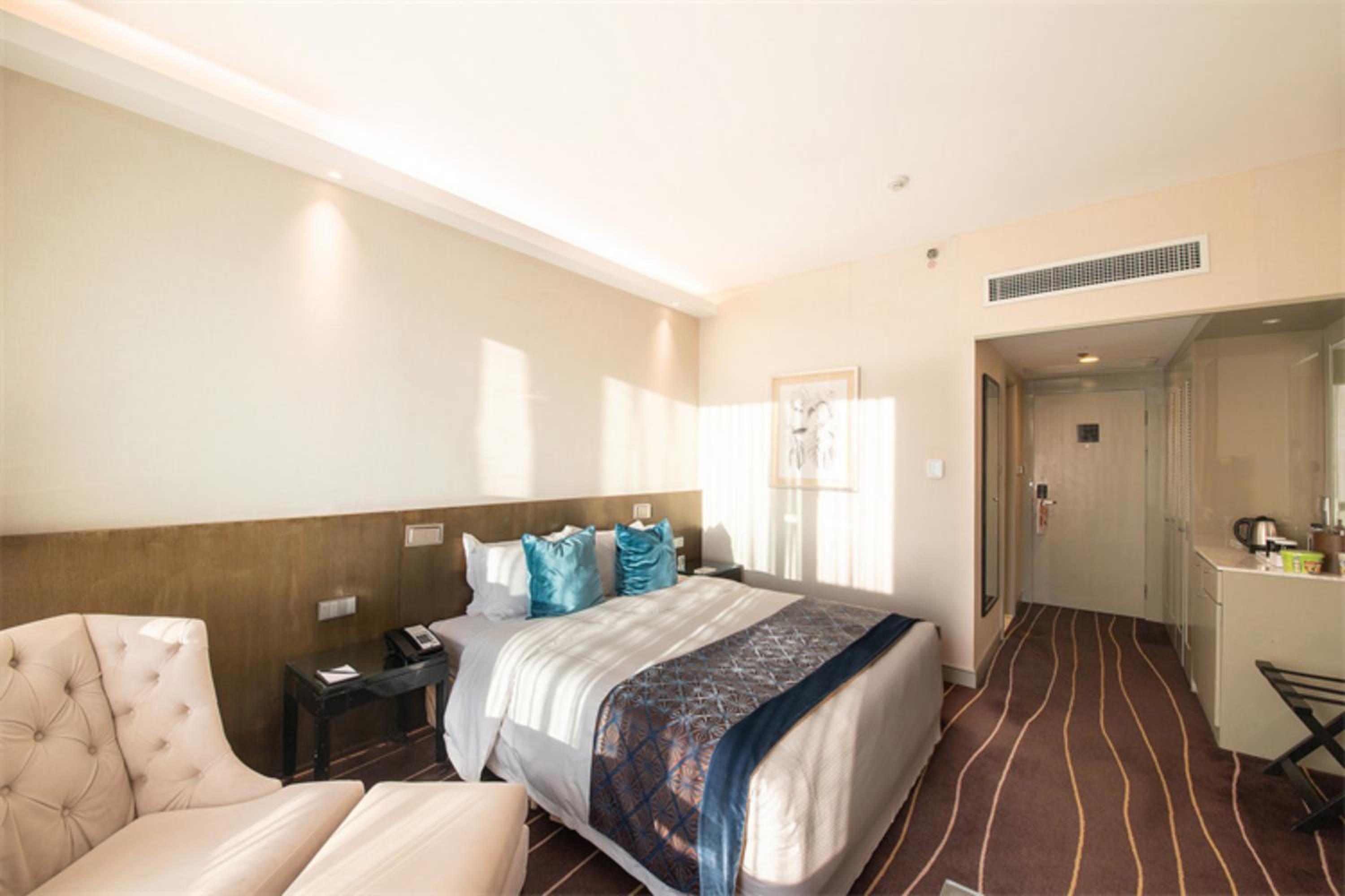 Deluxe Lake View King Room - Photo 8