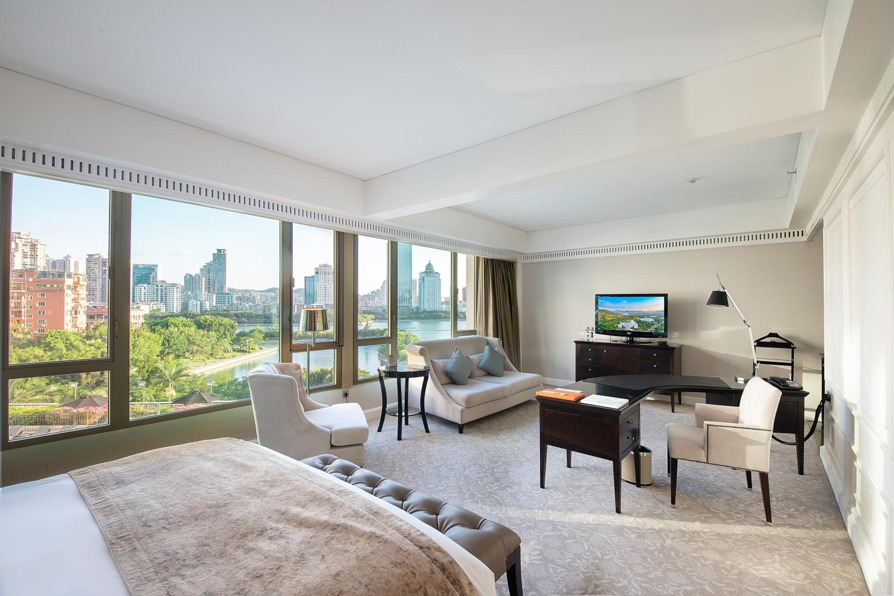 Premier Lake View King（Complimentary soft drinks and snacks in mini bar） - Photo 1