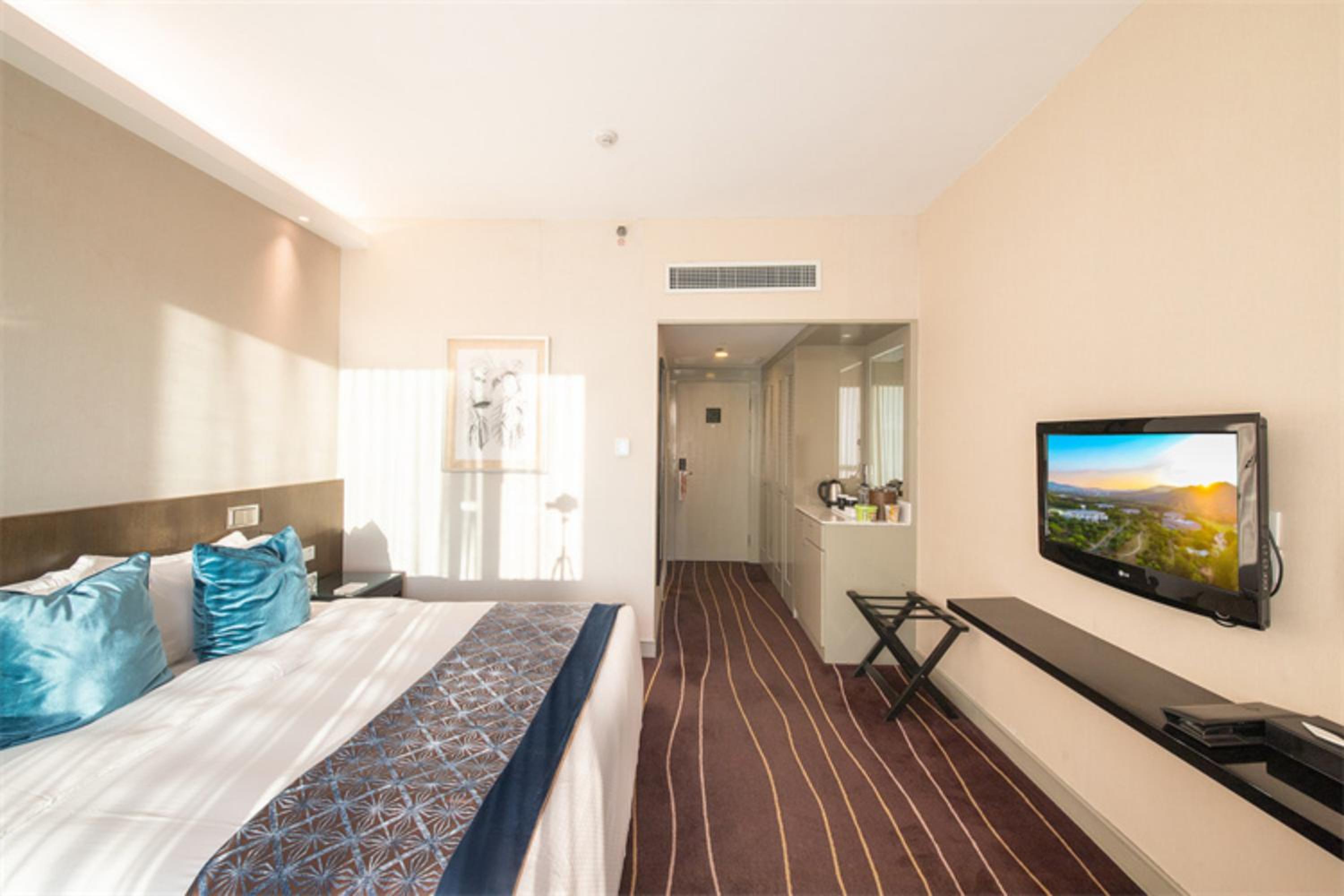 Deluxe Lake View King Room - Photo 6