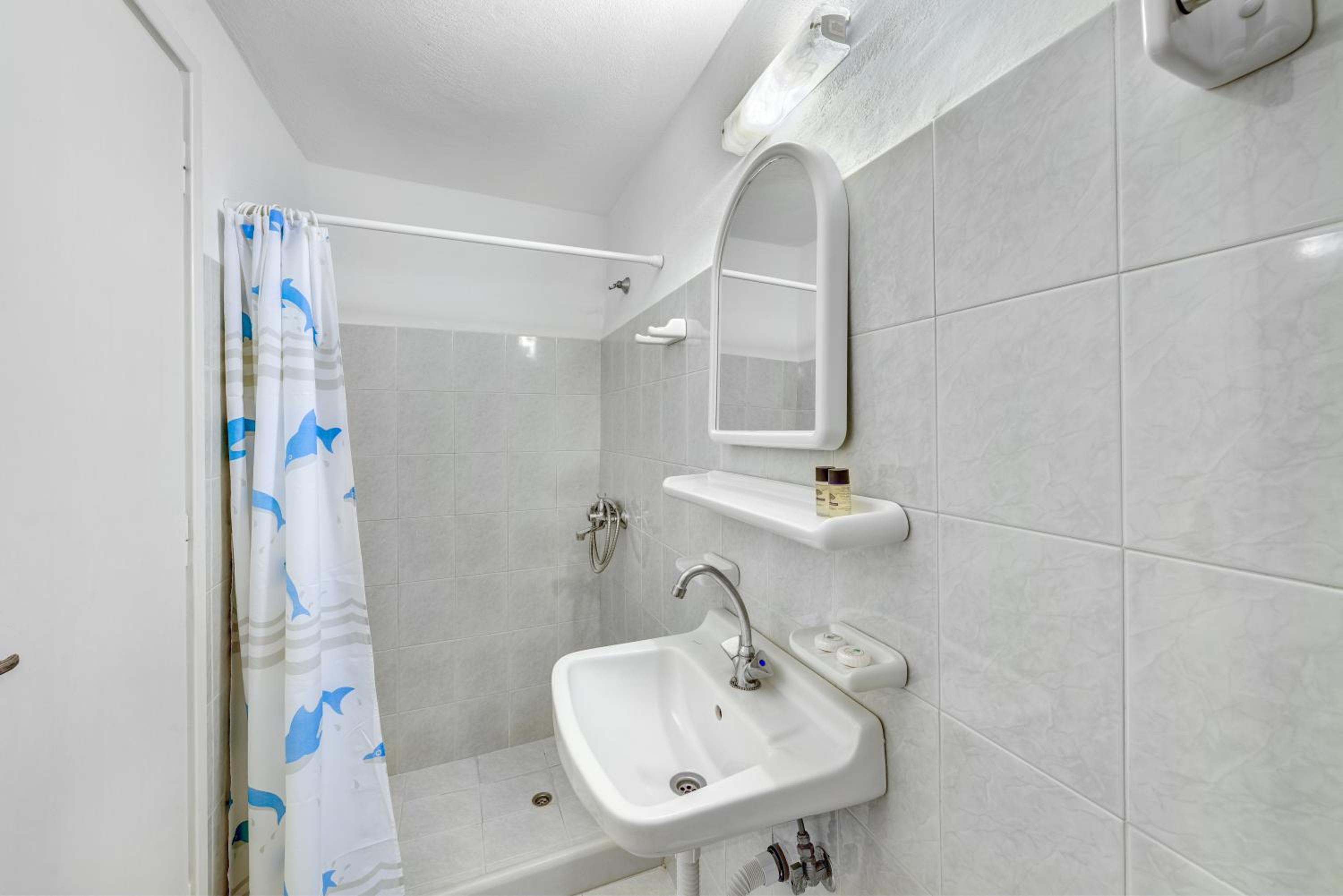 Small Twin Room with a Window to Interior Corridor - Photo 5