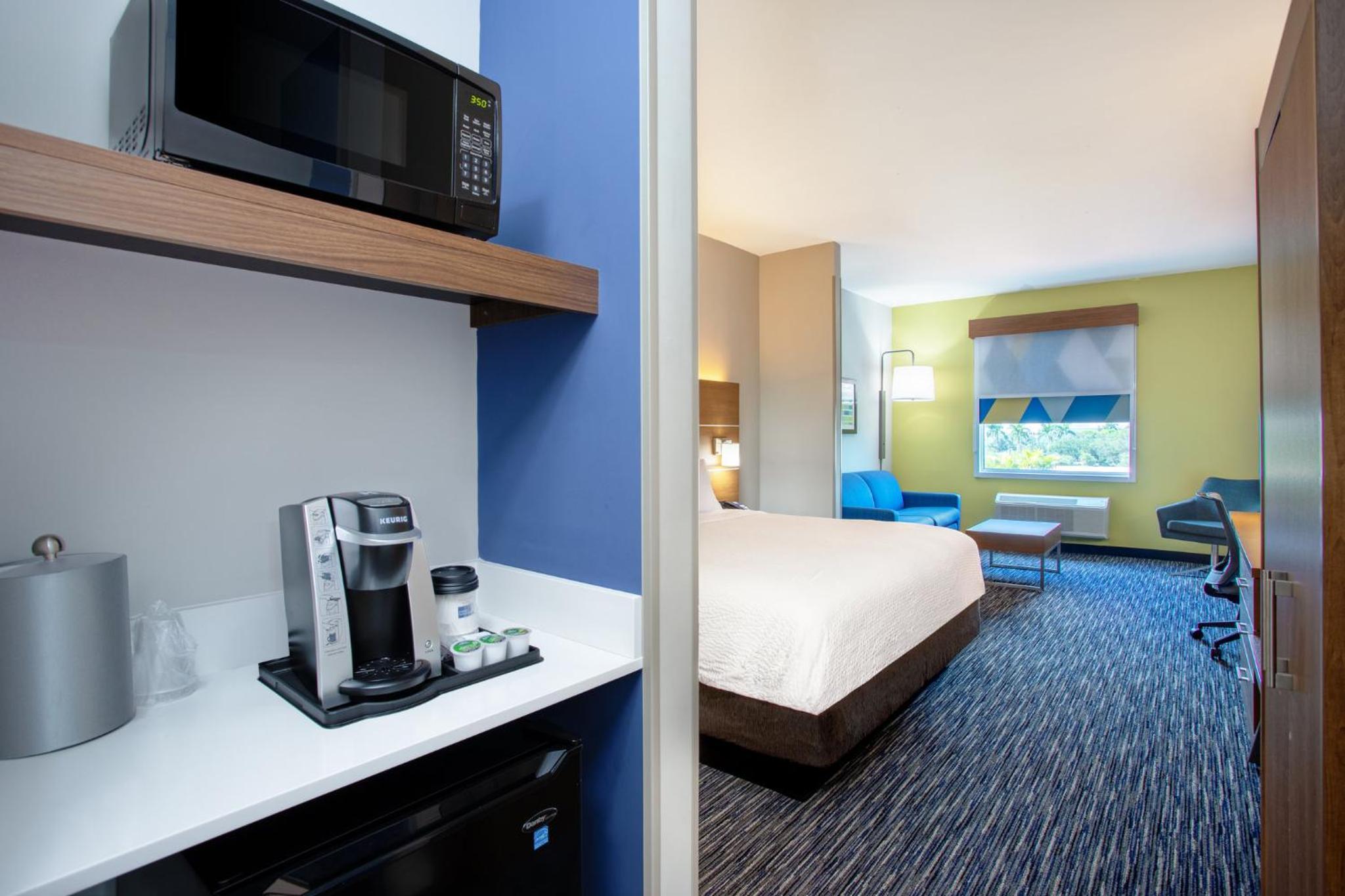 King Suite - Non-Smoking - Photo 3