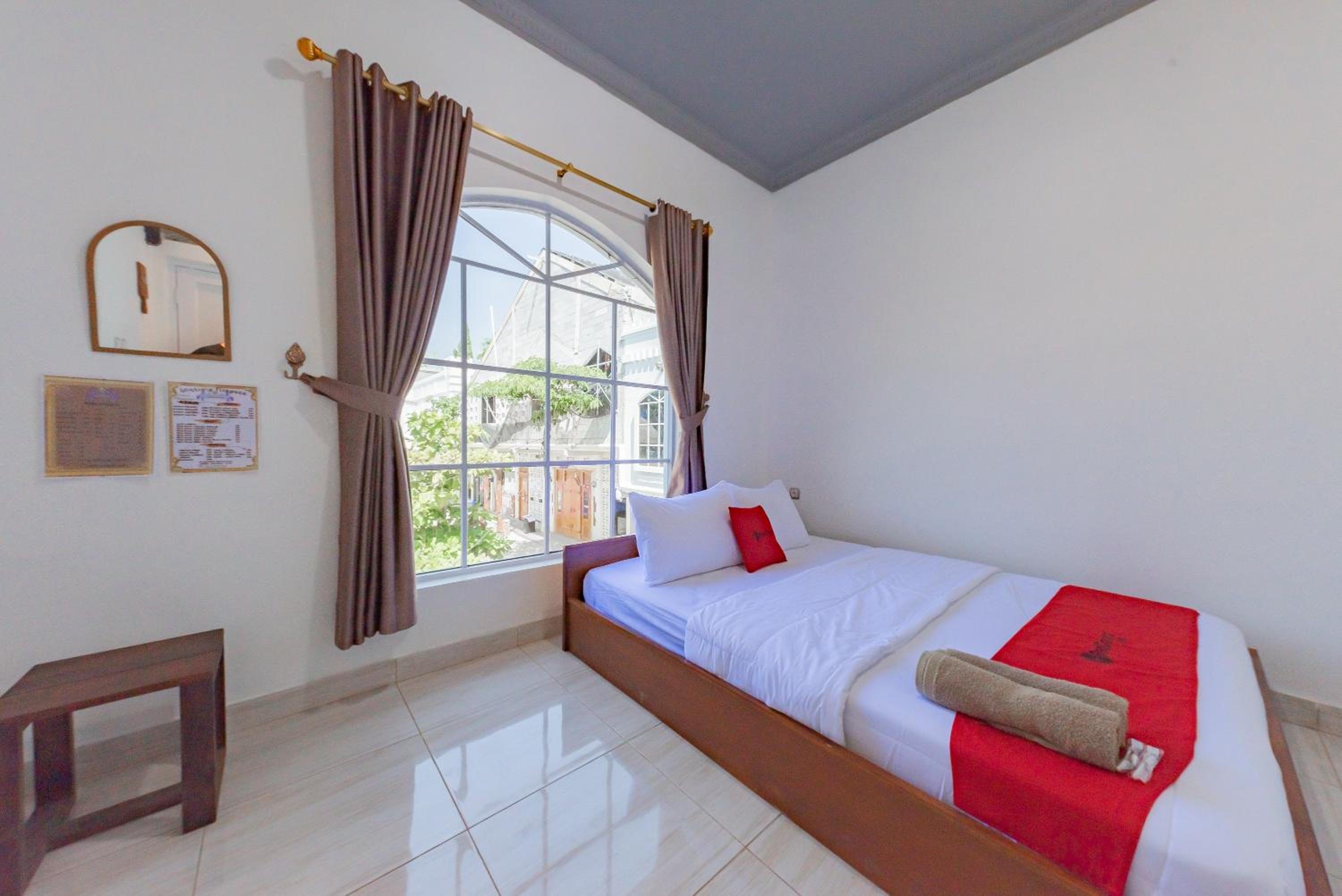 Deluxe Room - Photo 5