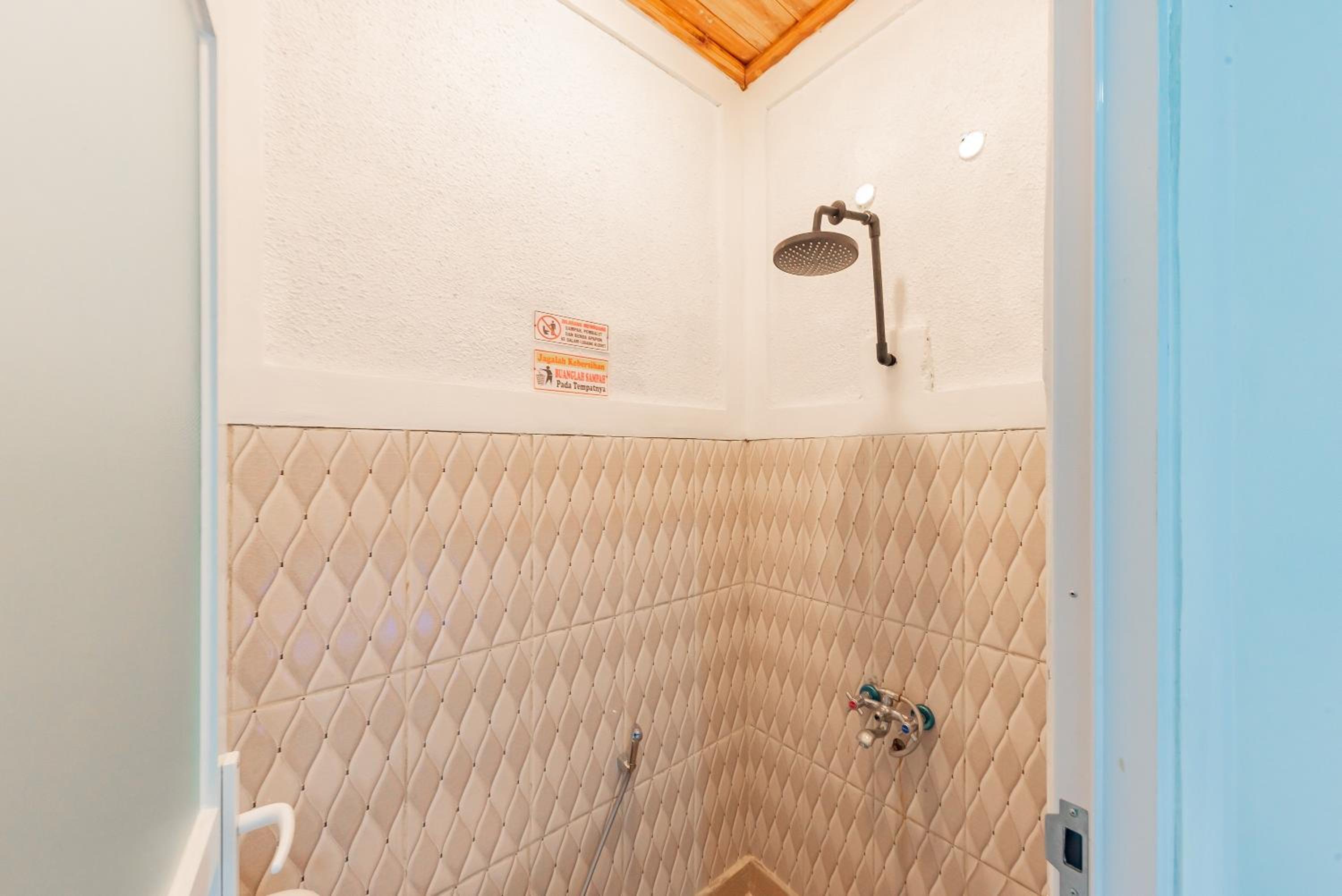 Deluxe Room - Photo 6