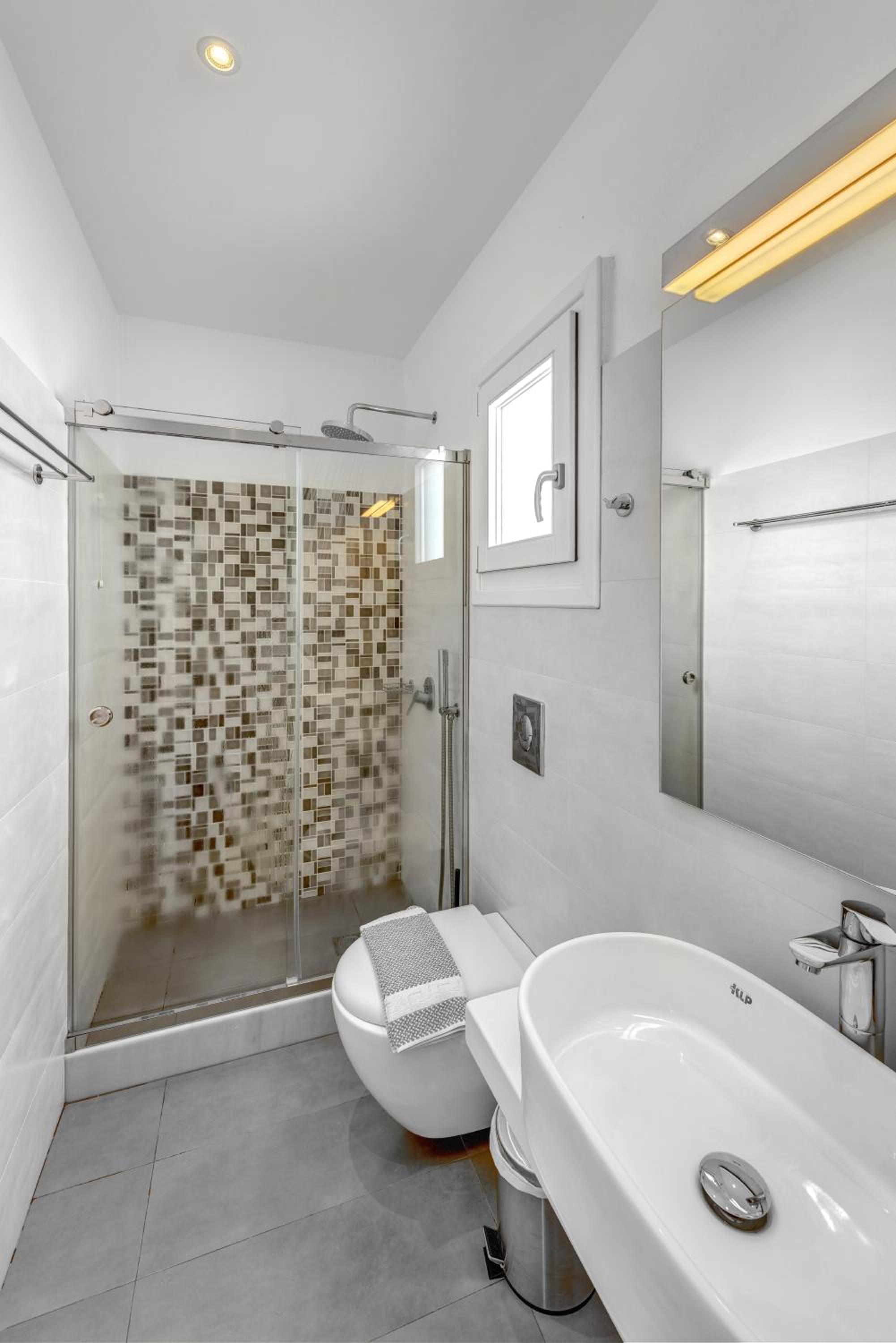 Superior Double or Twin Room with Pool View - Photo 9
