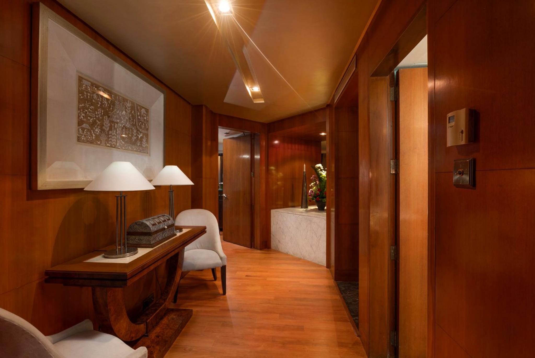 Luxury Suite - Photo 9
