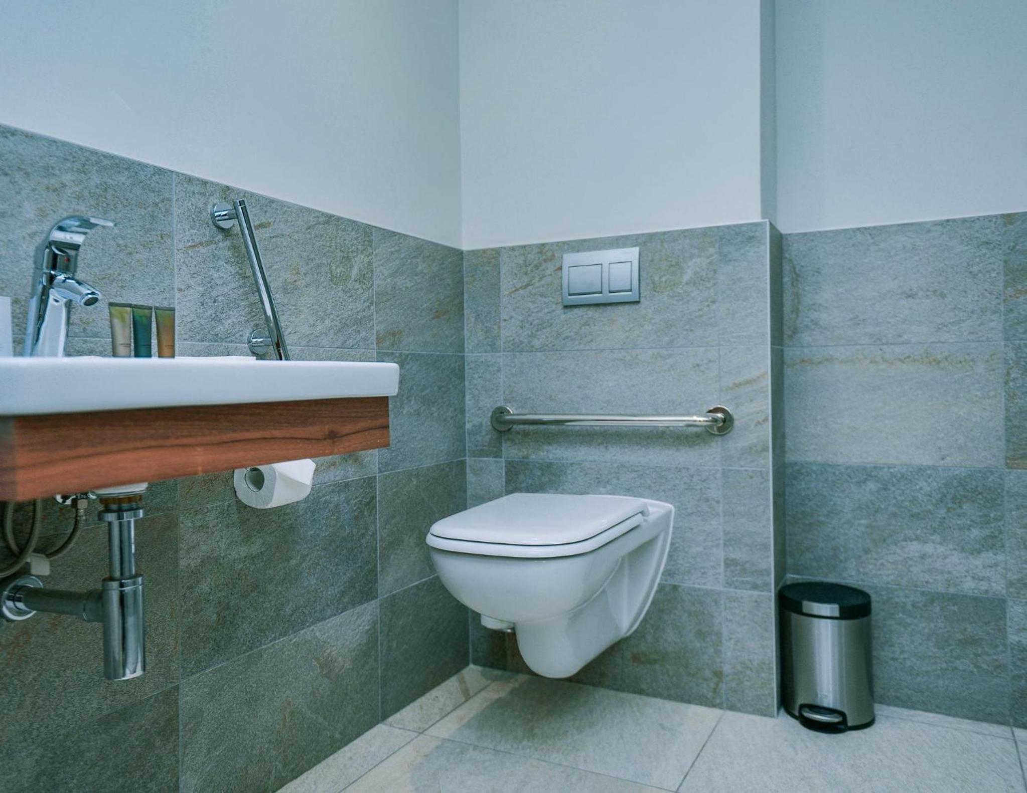 Queen Room - Accessible photo 2