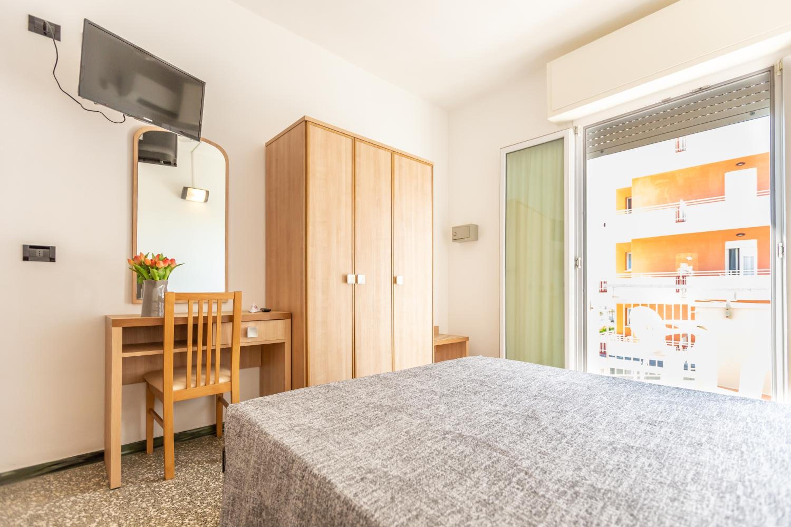 Classic Triple Room with Side Sea View