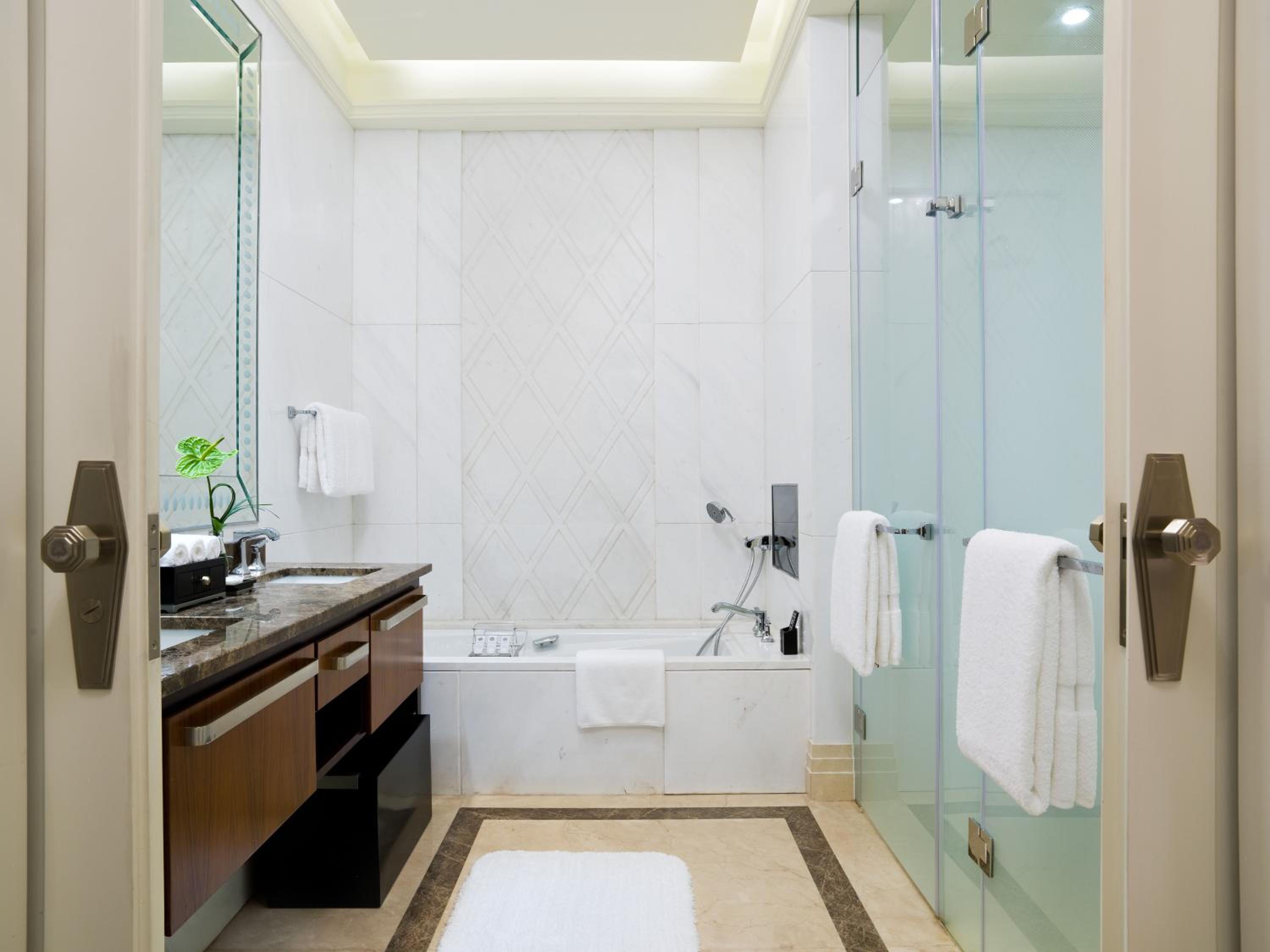St Regis Suite (Non Smoking) thumbnail 6