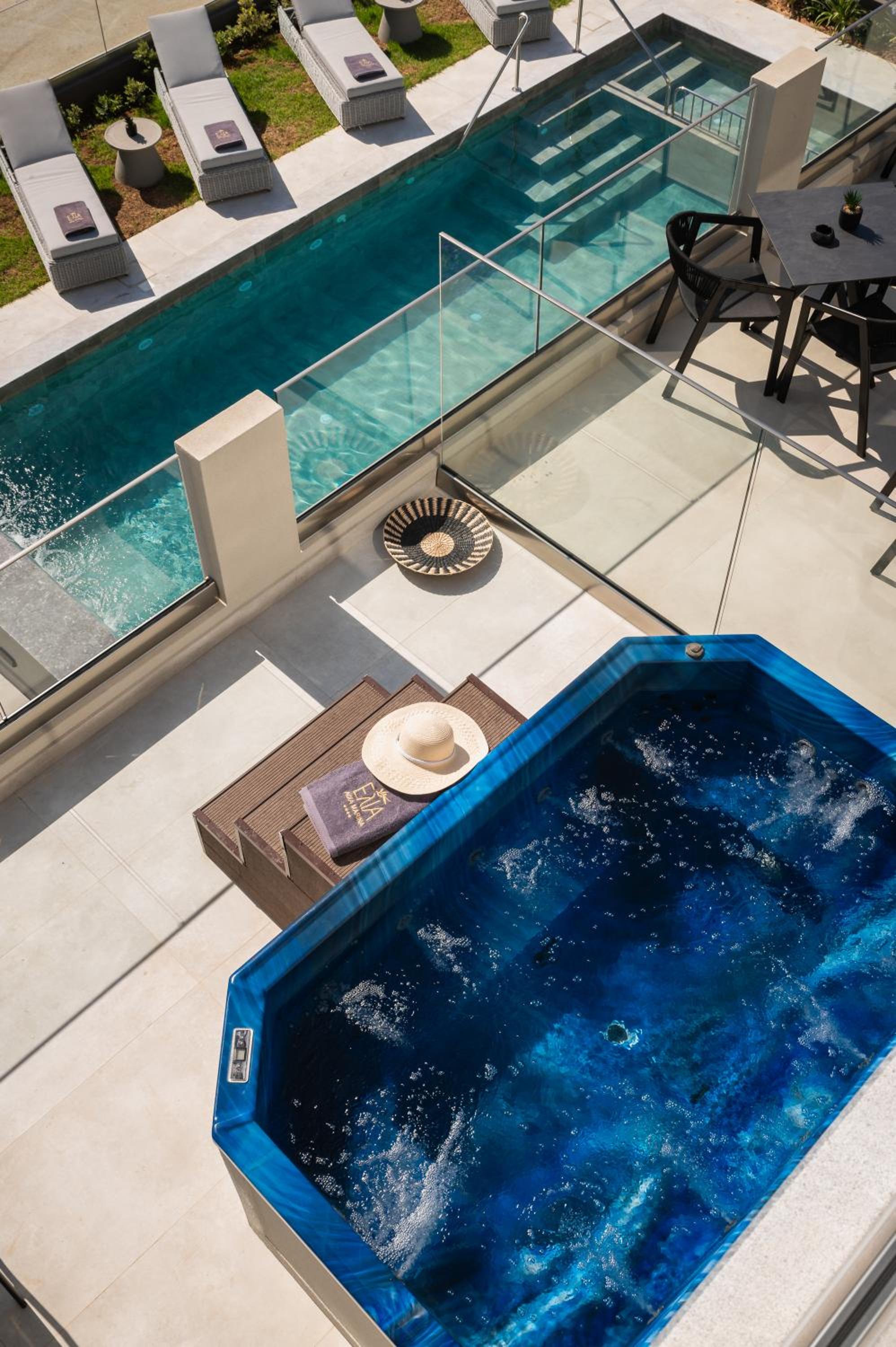 Deluxe Maisonette with Outdoor Hot Tubs photo 2