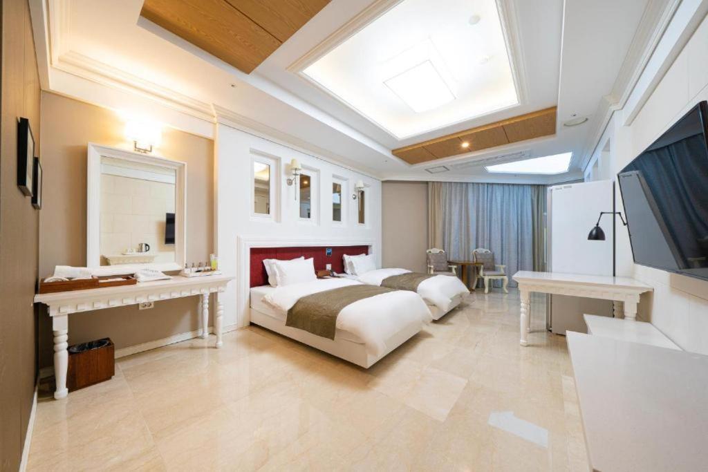 Standard Twin Room - Photo 2