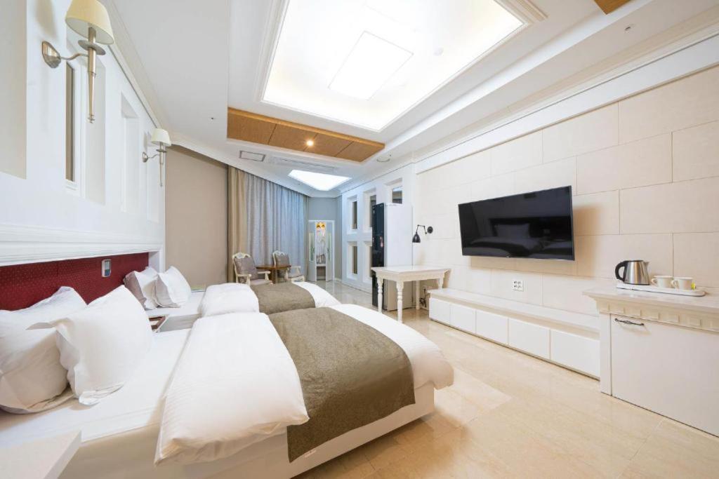 Standard Twin Room - Photo 3