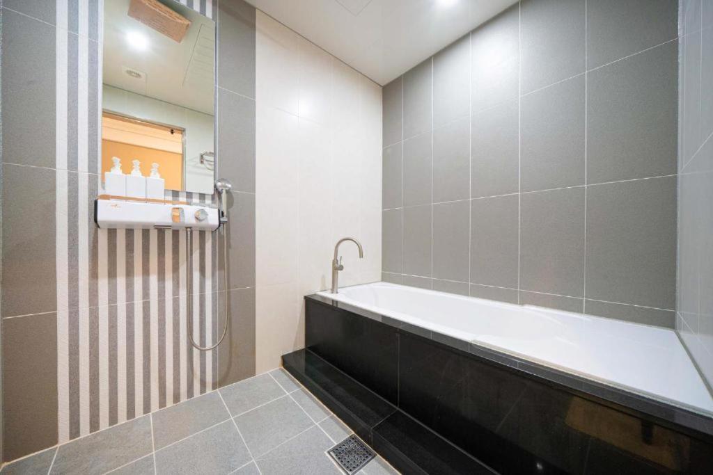 Standard Twin Room - Photo 4