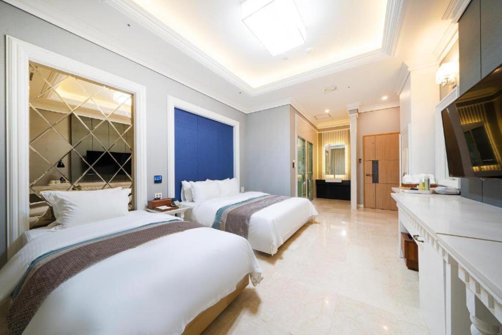Twin Room with Lake View - Photo 5
