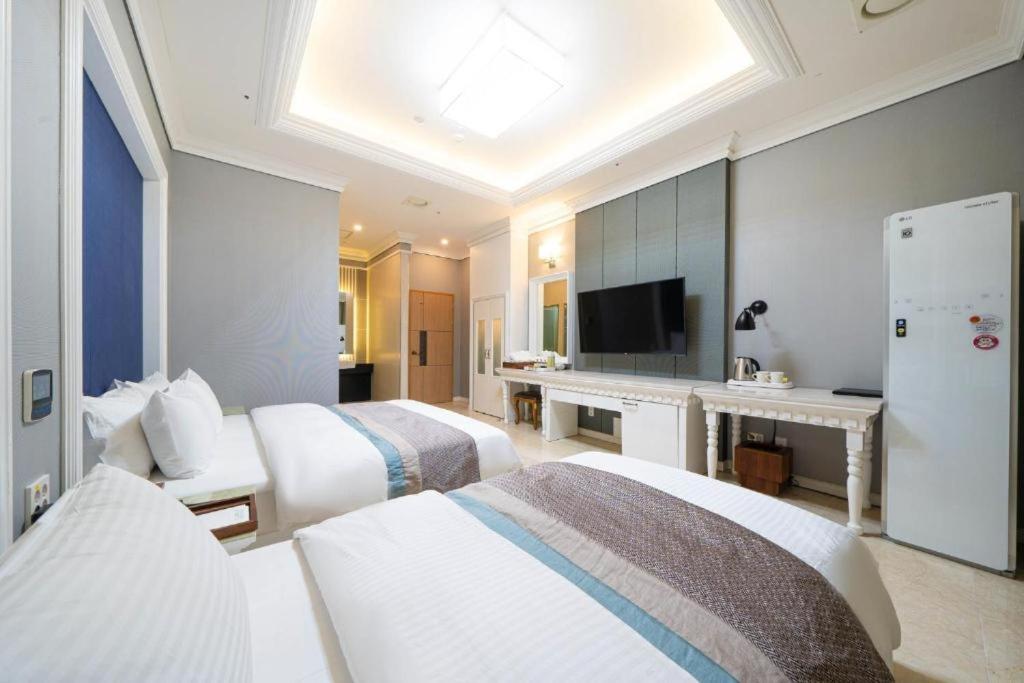 Twin Room with Lake View - Photo 4