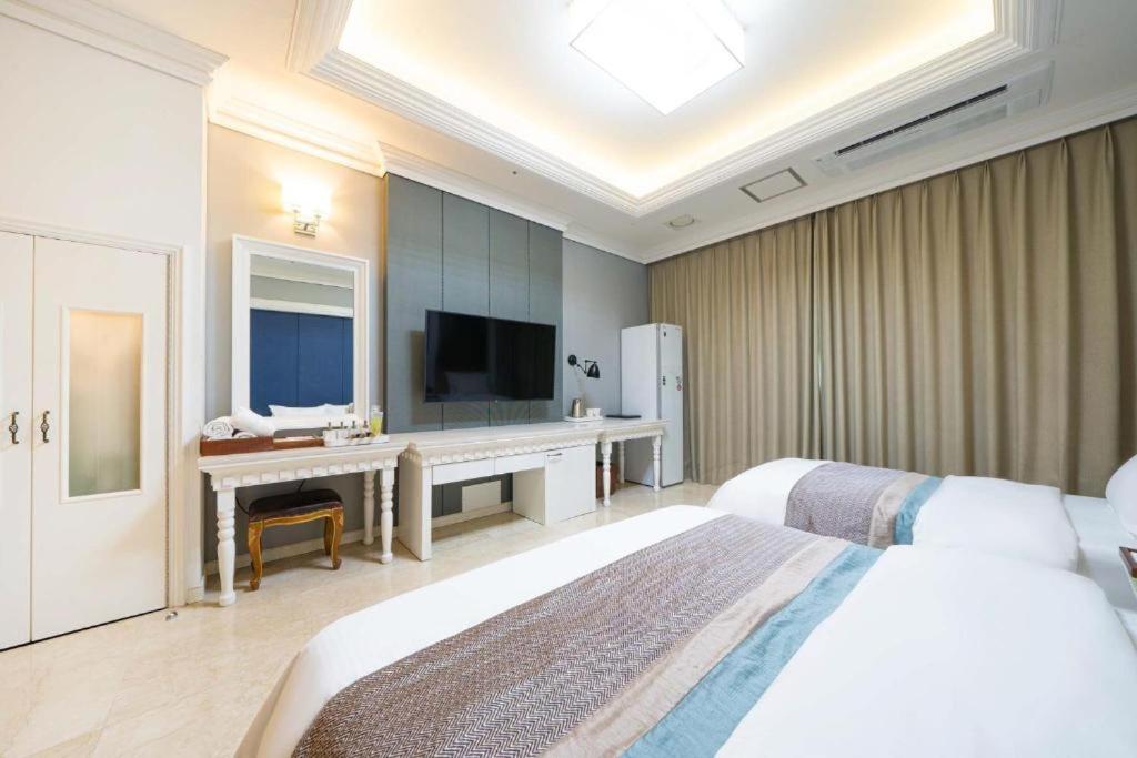 Twin Room with Lake View - Photo 6