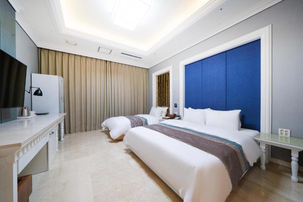 Twin Room with Lake View - Photo 3