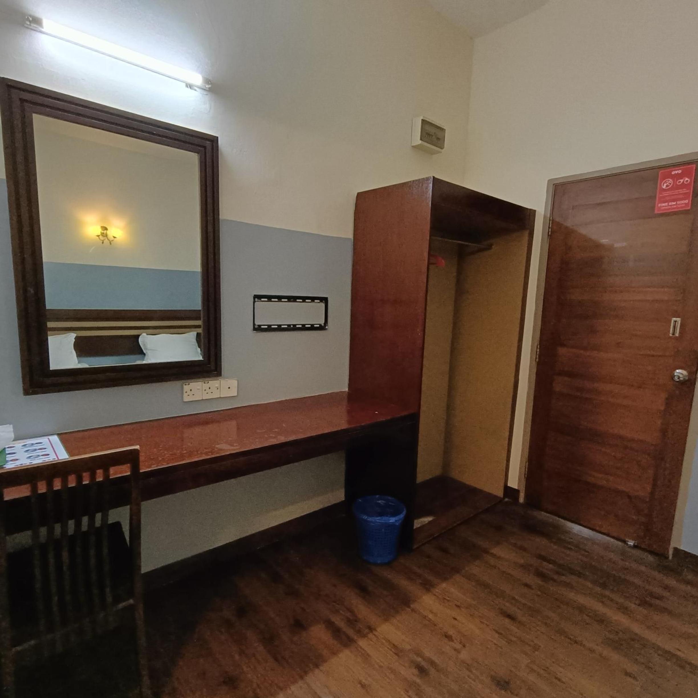 Economy Twin Room - Photo 11