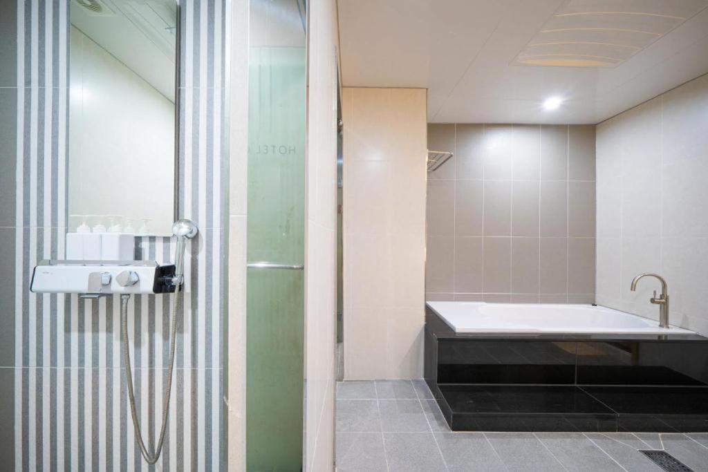Royal Suite - Photo 2