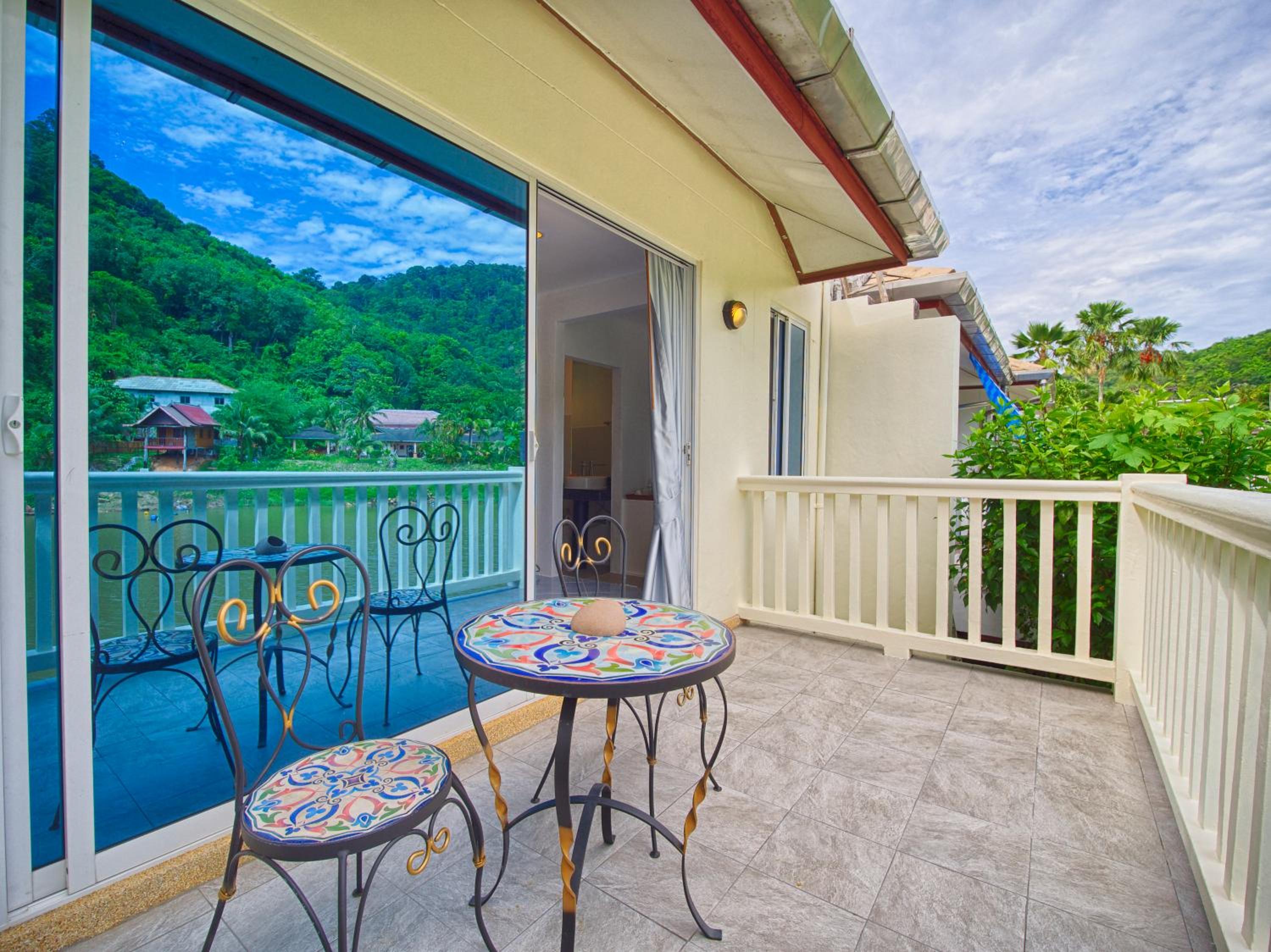 Bungalow with Lake View photo 2