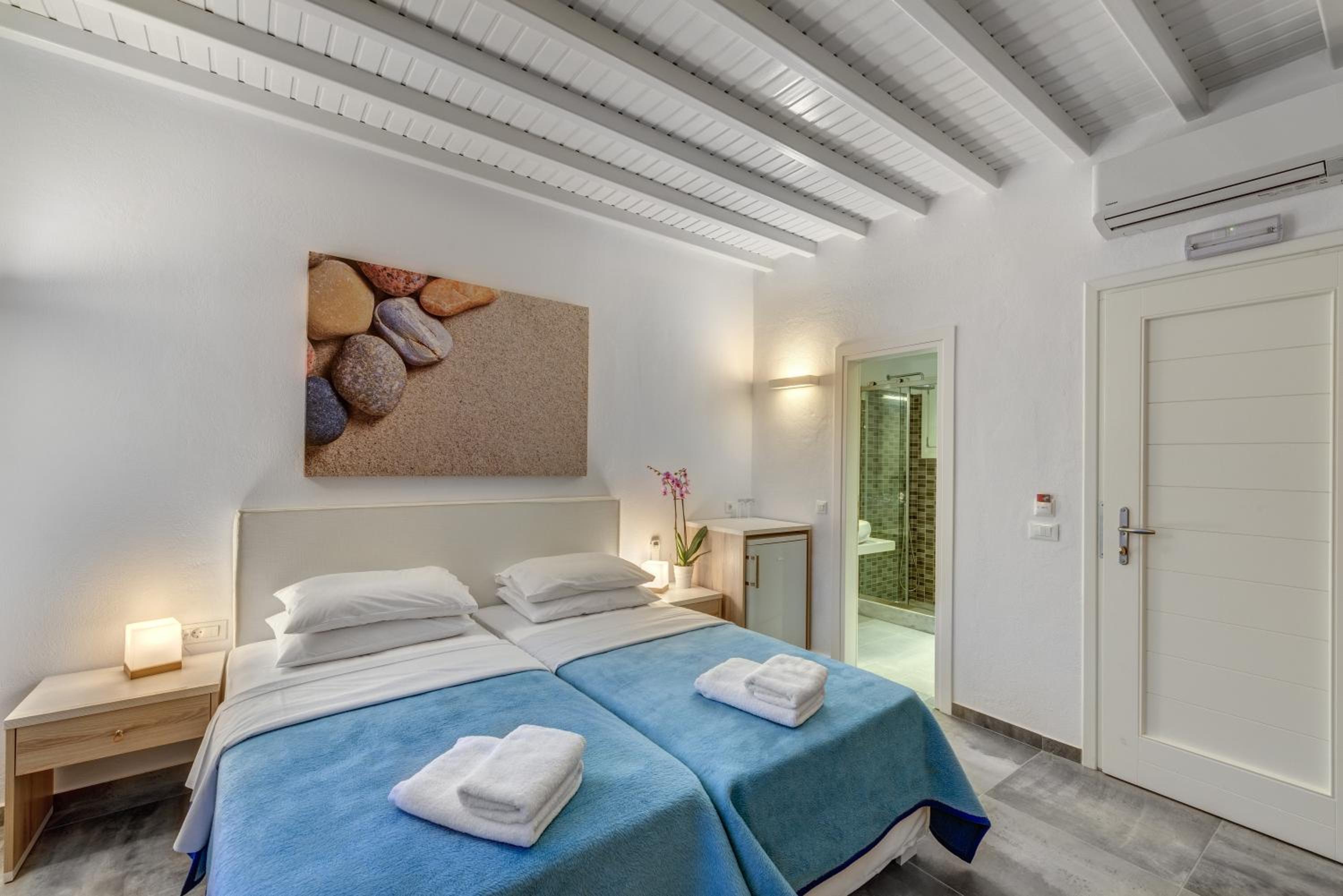 Superior Double or Twin Room with Pool View - Photo 3
