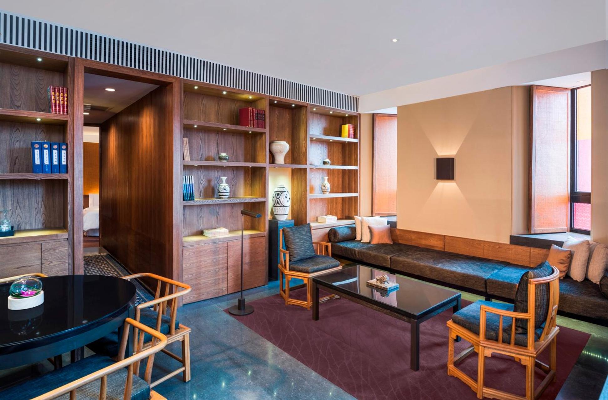 Ambassador King Suite - Club Lounge Access