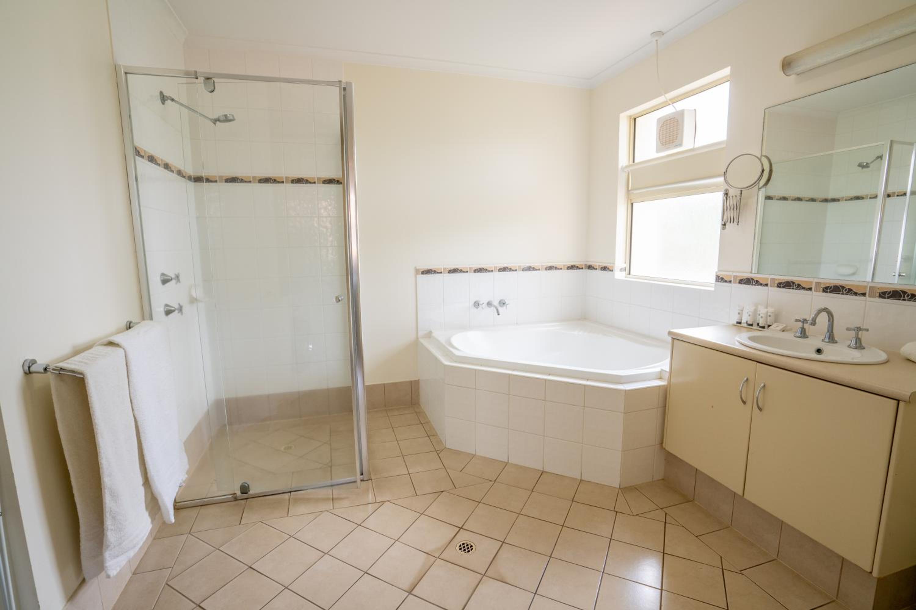 One-Bedroom Suite with Spa Bath photo 2
