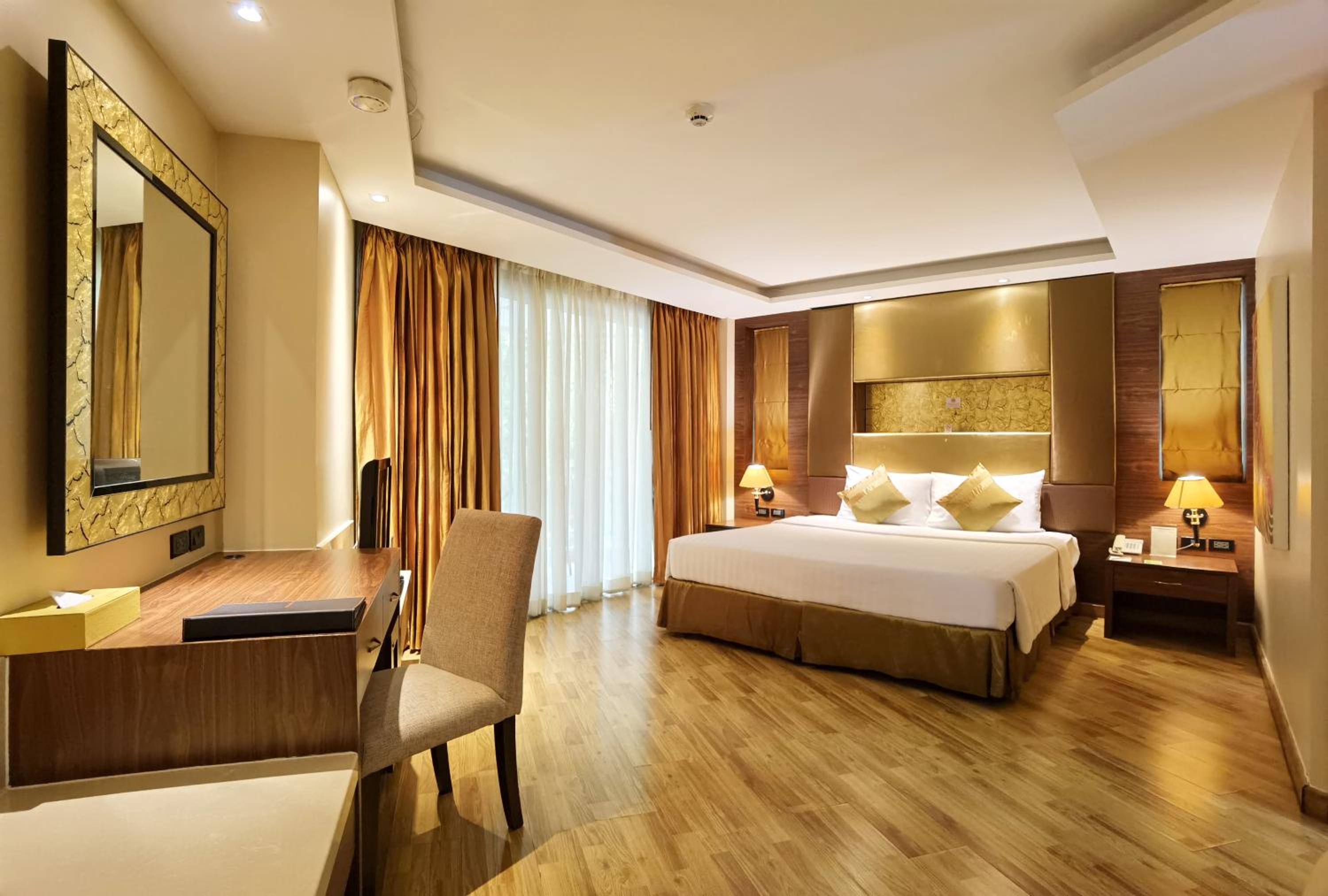 Deluxe Corner King Room - Photo 3