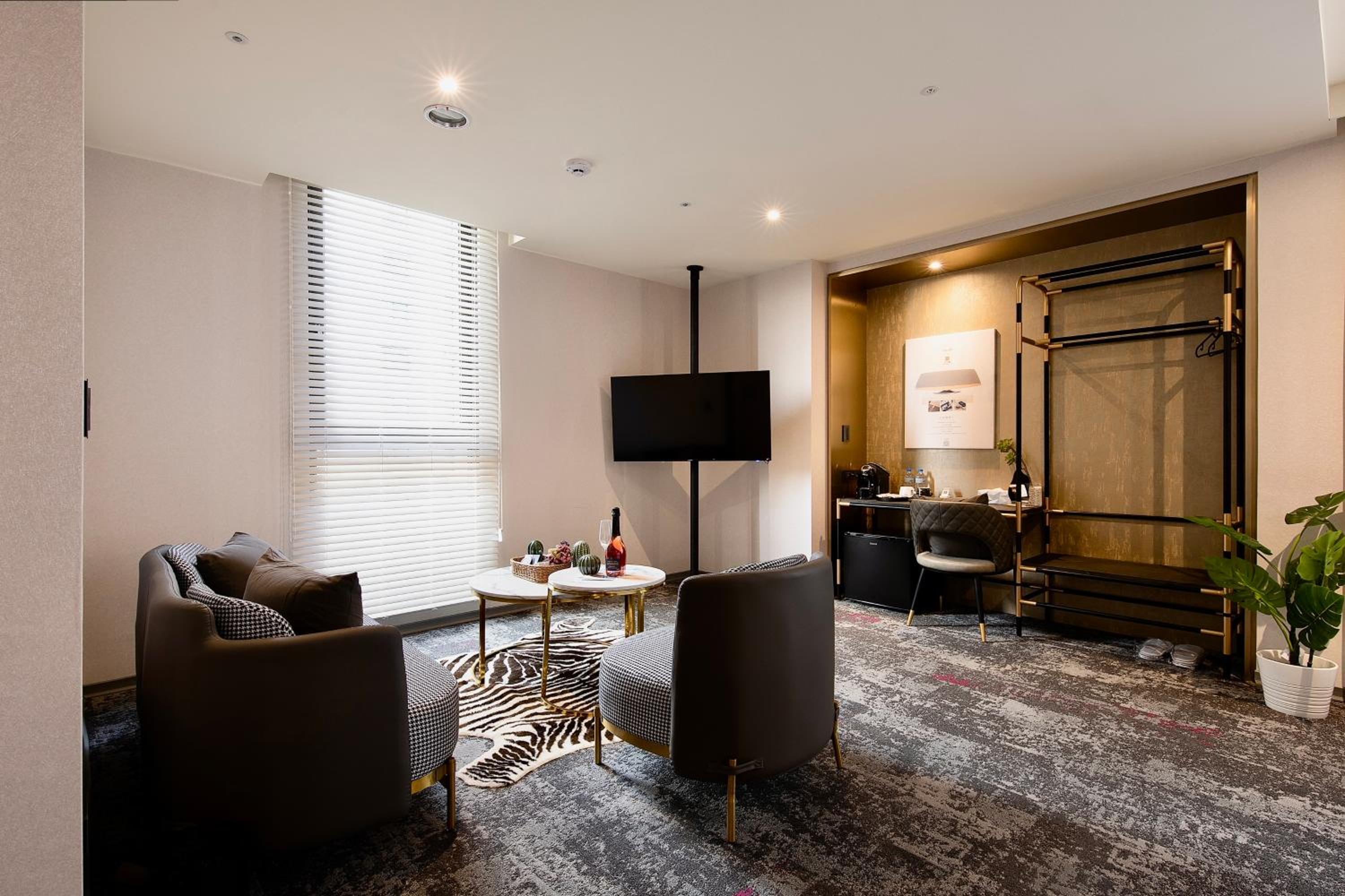 Quadruple Room - Photo 11