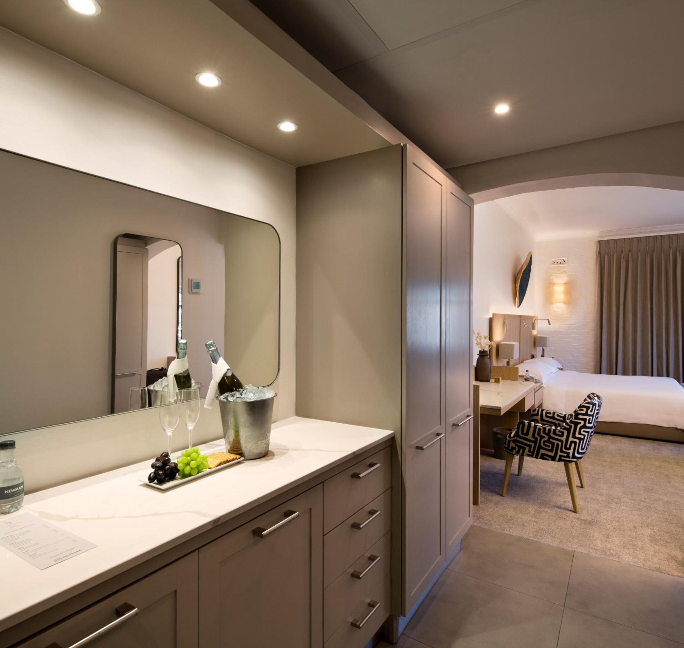 Superior Double Room with Mountain and Harbor View - Photo 3