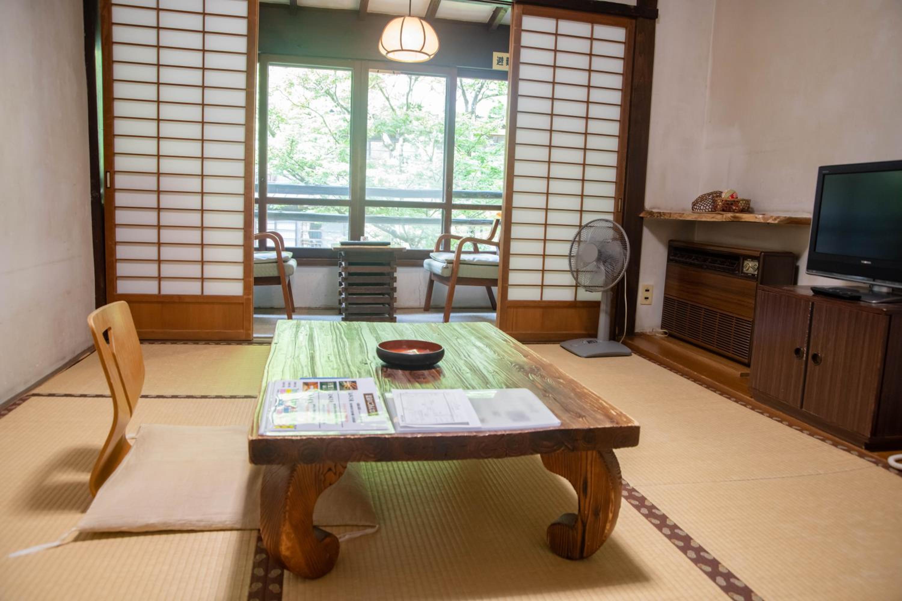 Economy Japanese-Style Room with Shared Bathroom photo 3