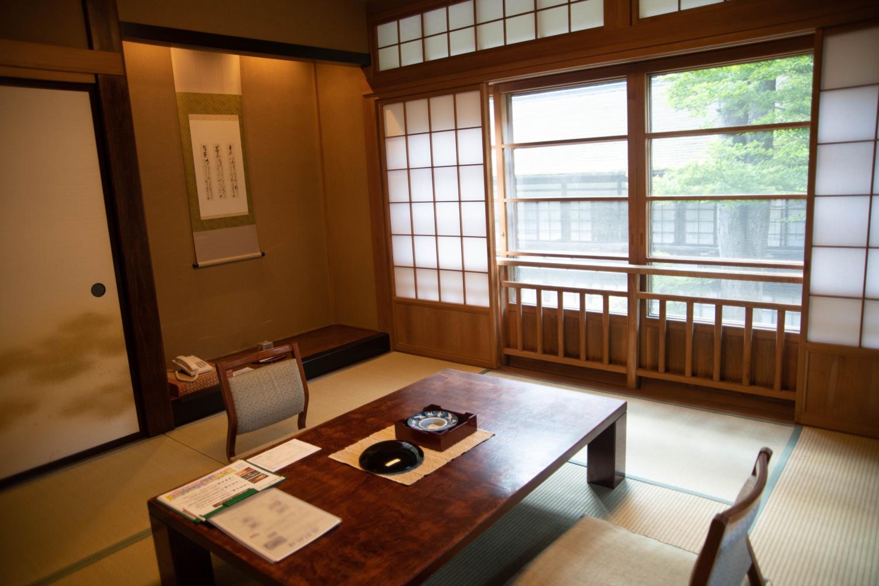 Deluxe Japanese-Style Room with Shared Bathroom photo 1