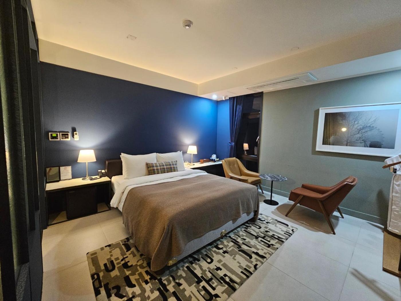 Standard Double Room - Photo 25