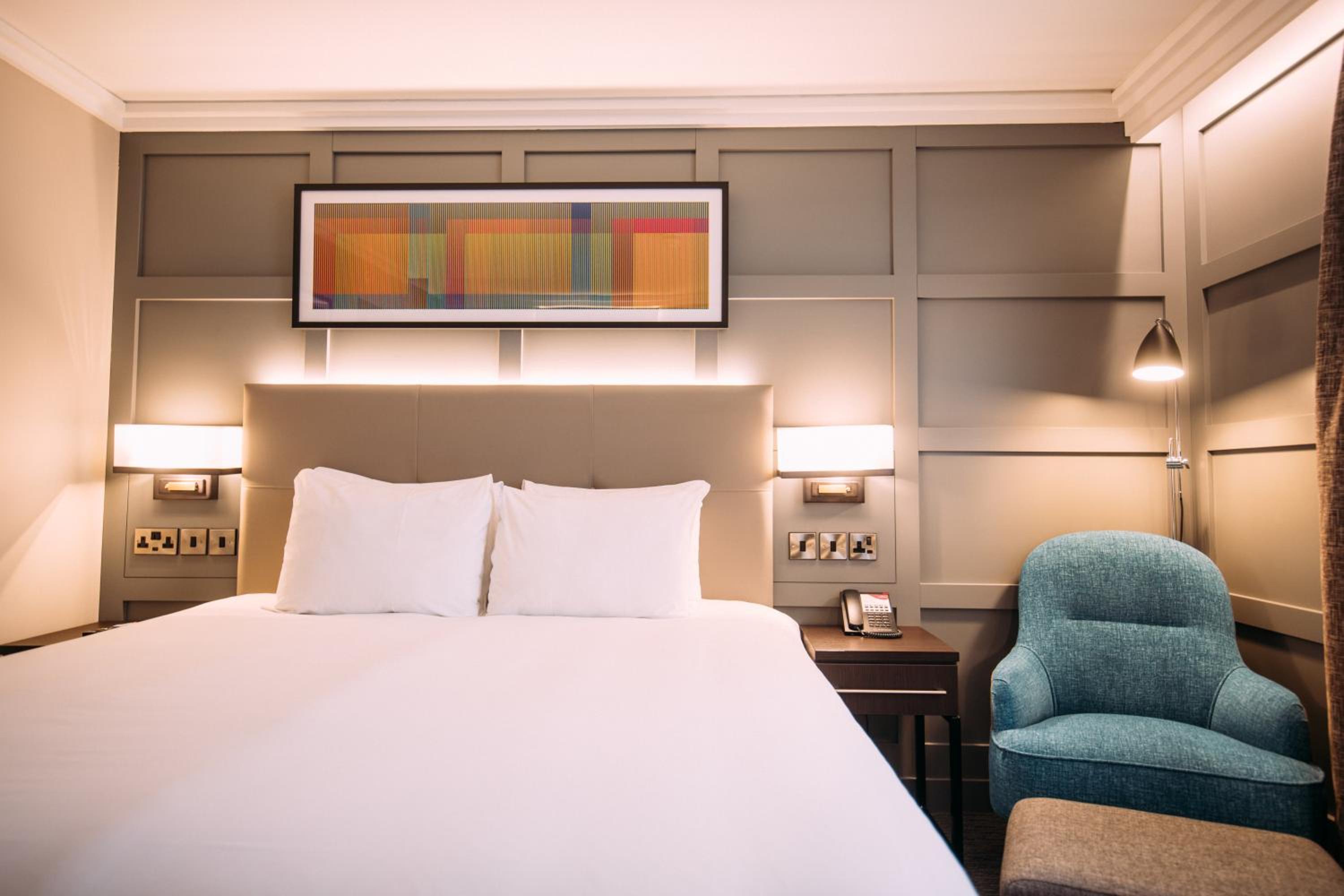 Standard King Room with Lounge Access - Photo 1