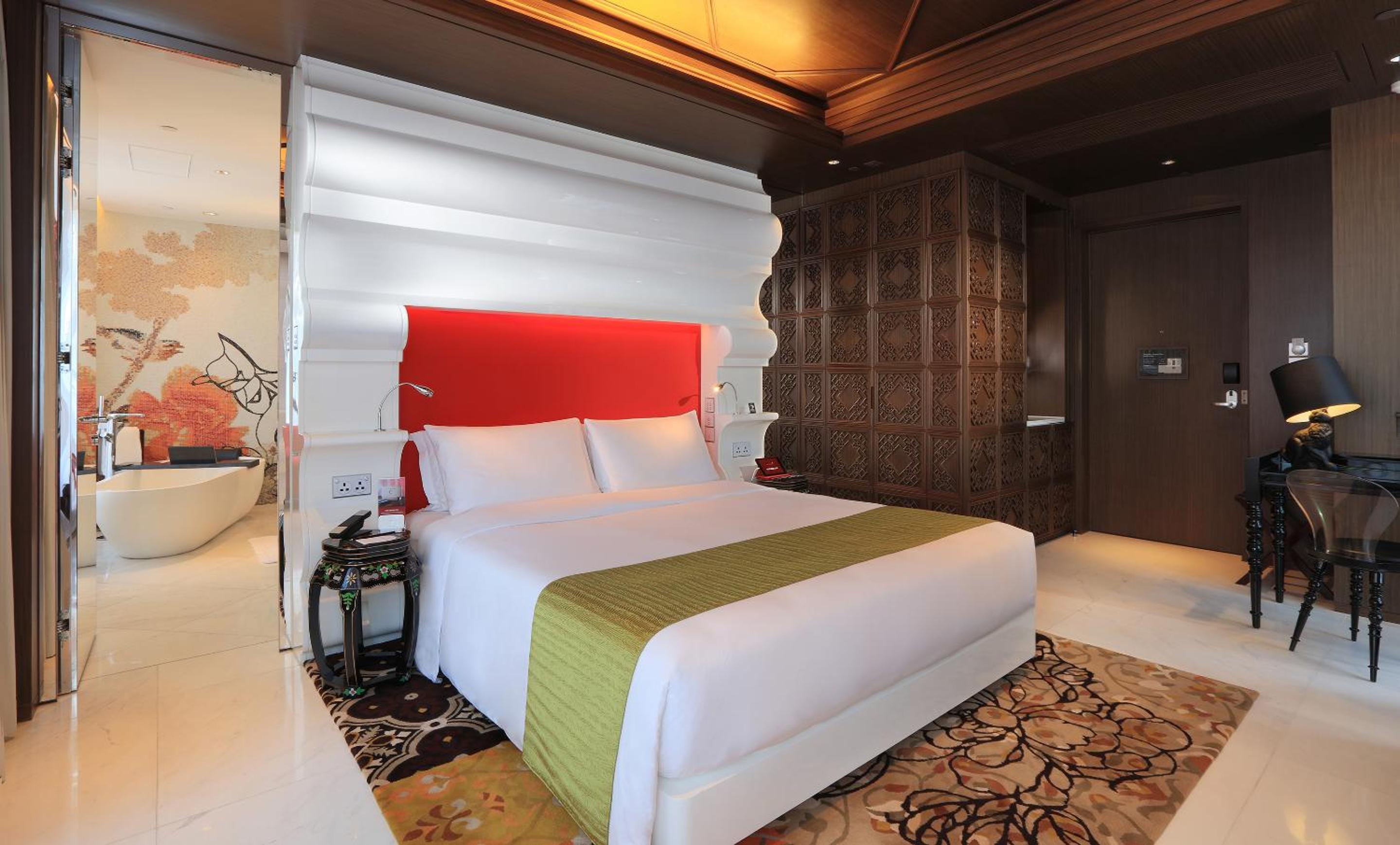 Half Moon Premier King Room with Partial Harbor View photo 2