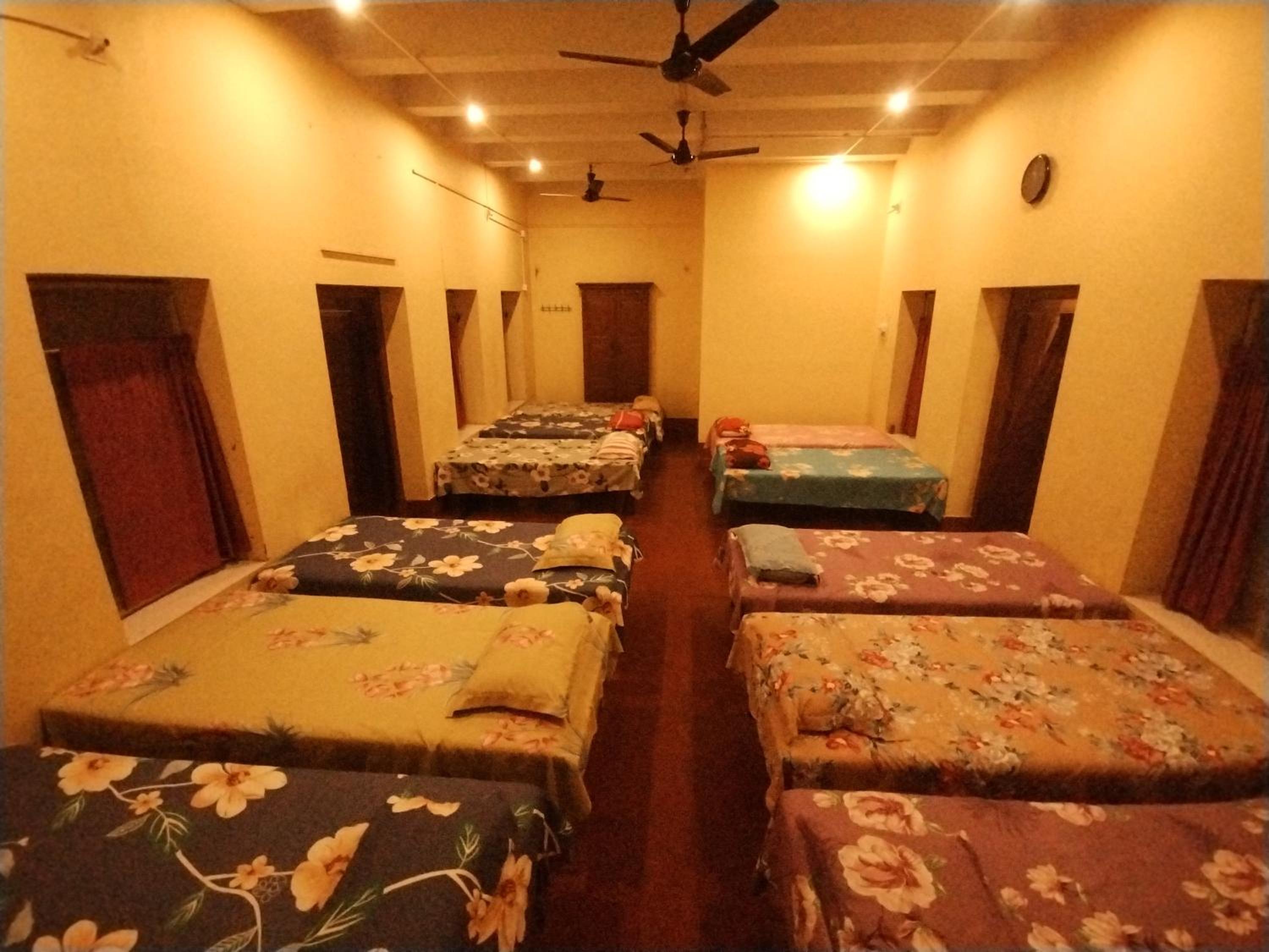 10-Bed Mixed Dormitory Room