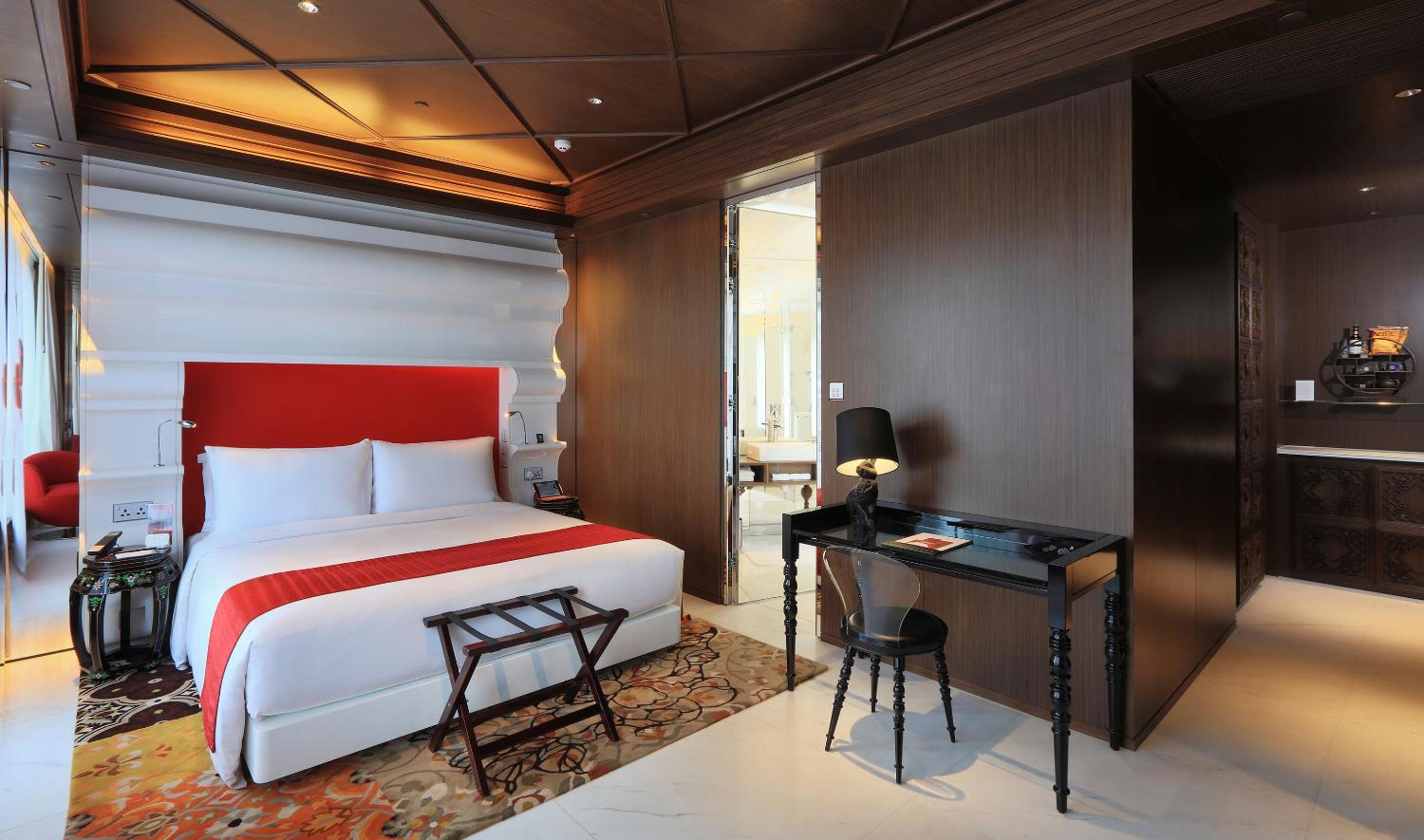 Full Moon Premier King Room with Partial Harbor View