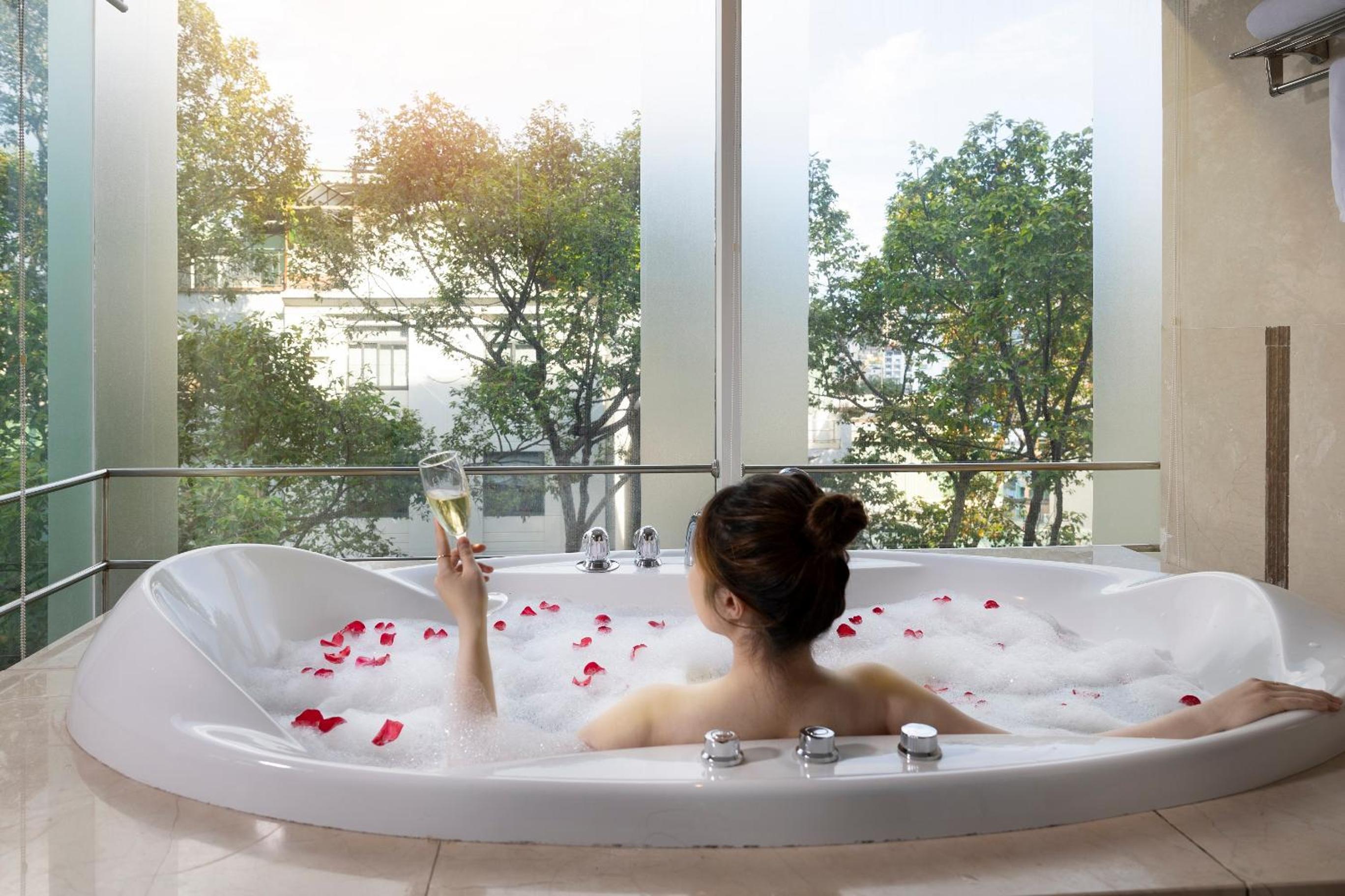 Elegant Corner Suite – Daily Free Afternoon & Mini Bar photo 2