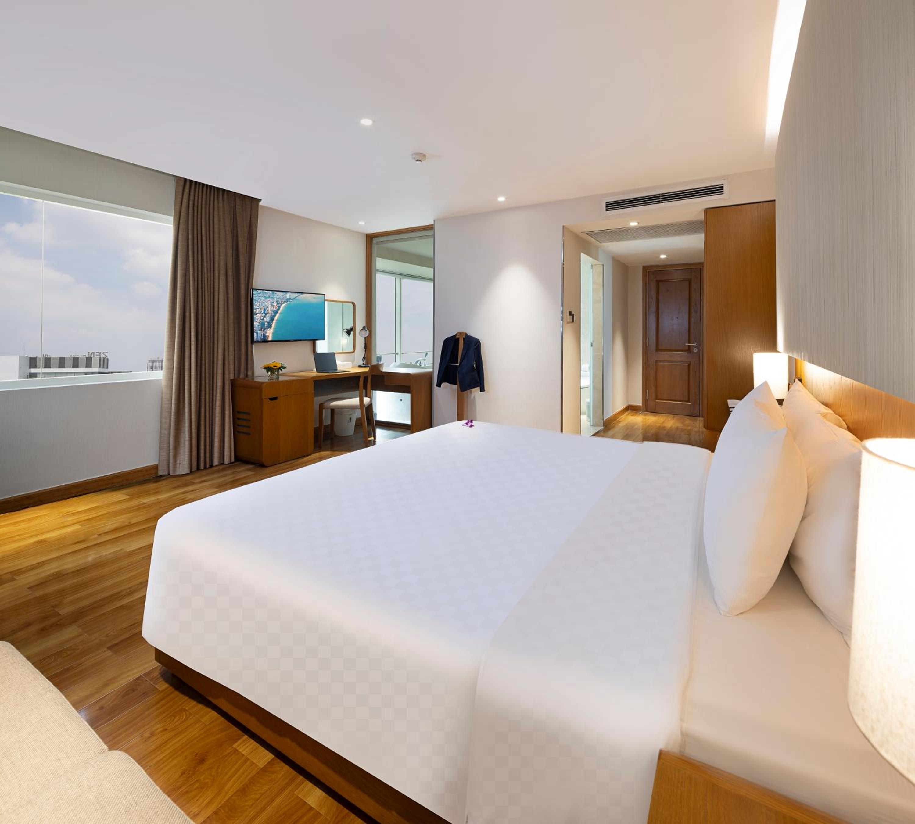 Elegant Corner Suite – Daily Free Afternoon & Mini Bar photo 3