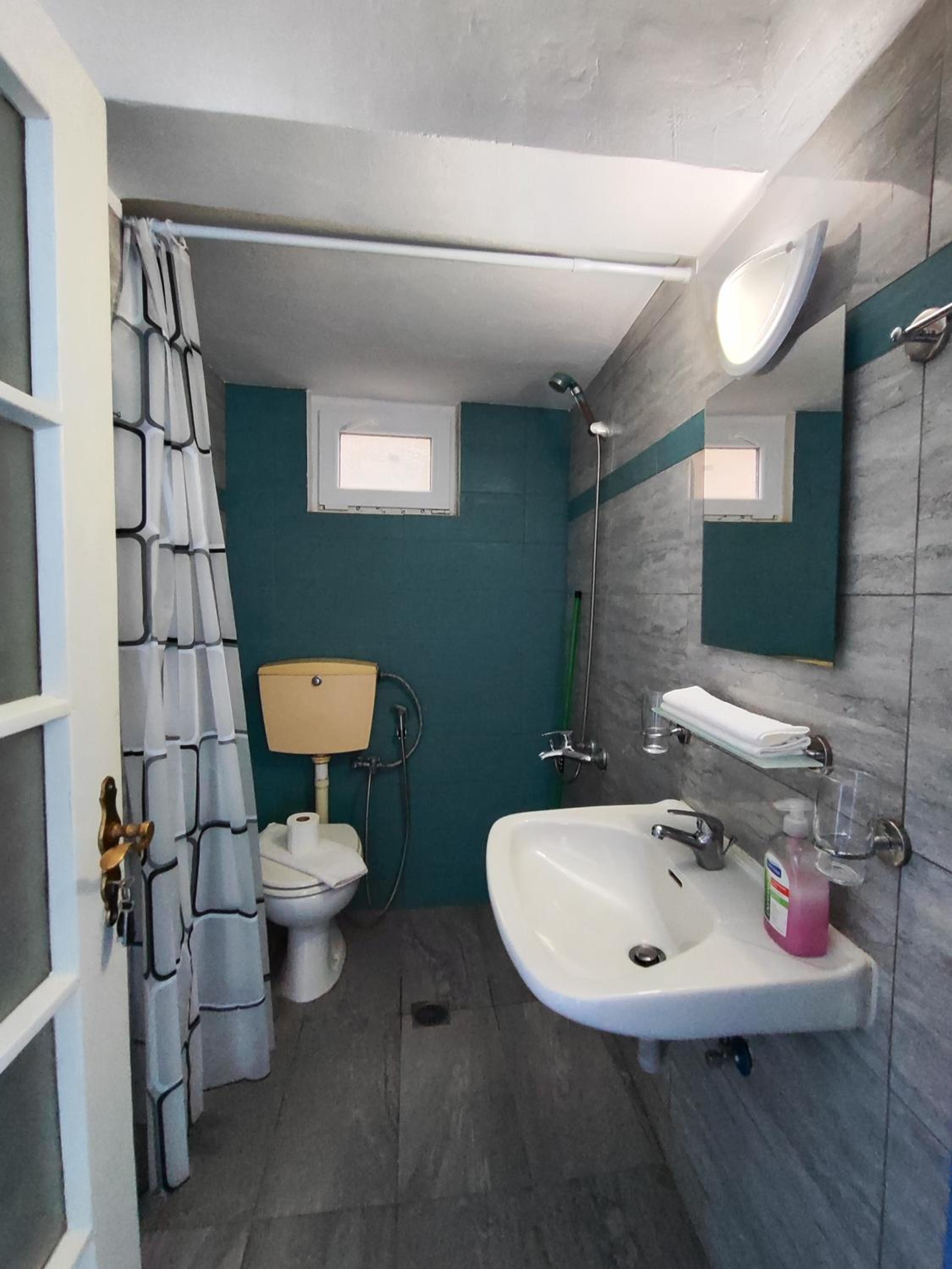 Large Double Room - Photo 9