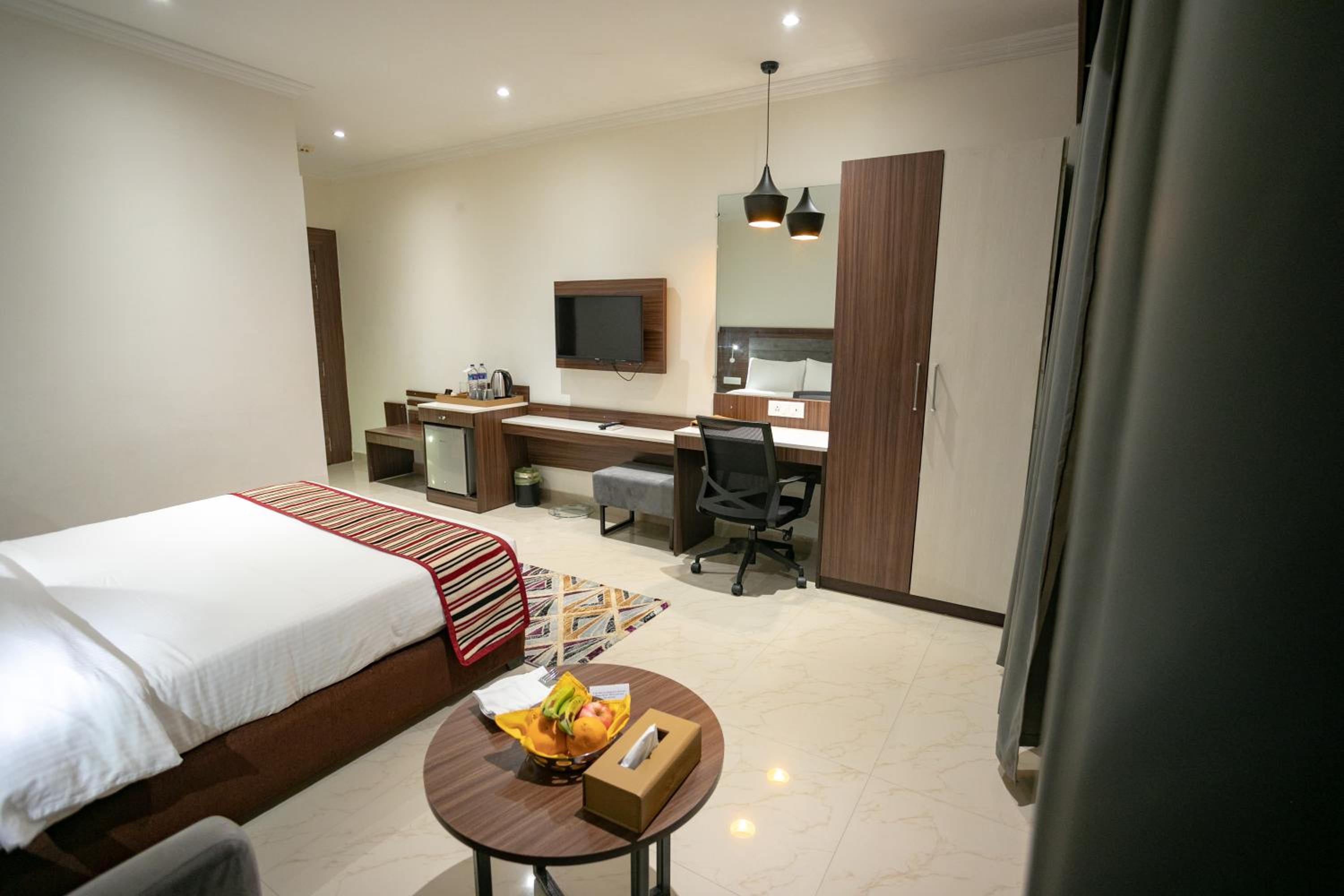 Deluxe King Room - Photo 2